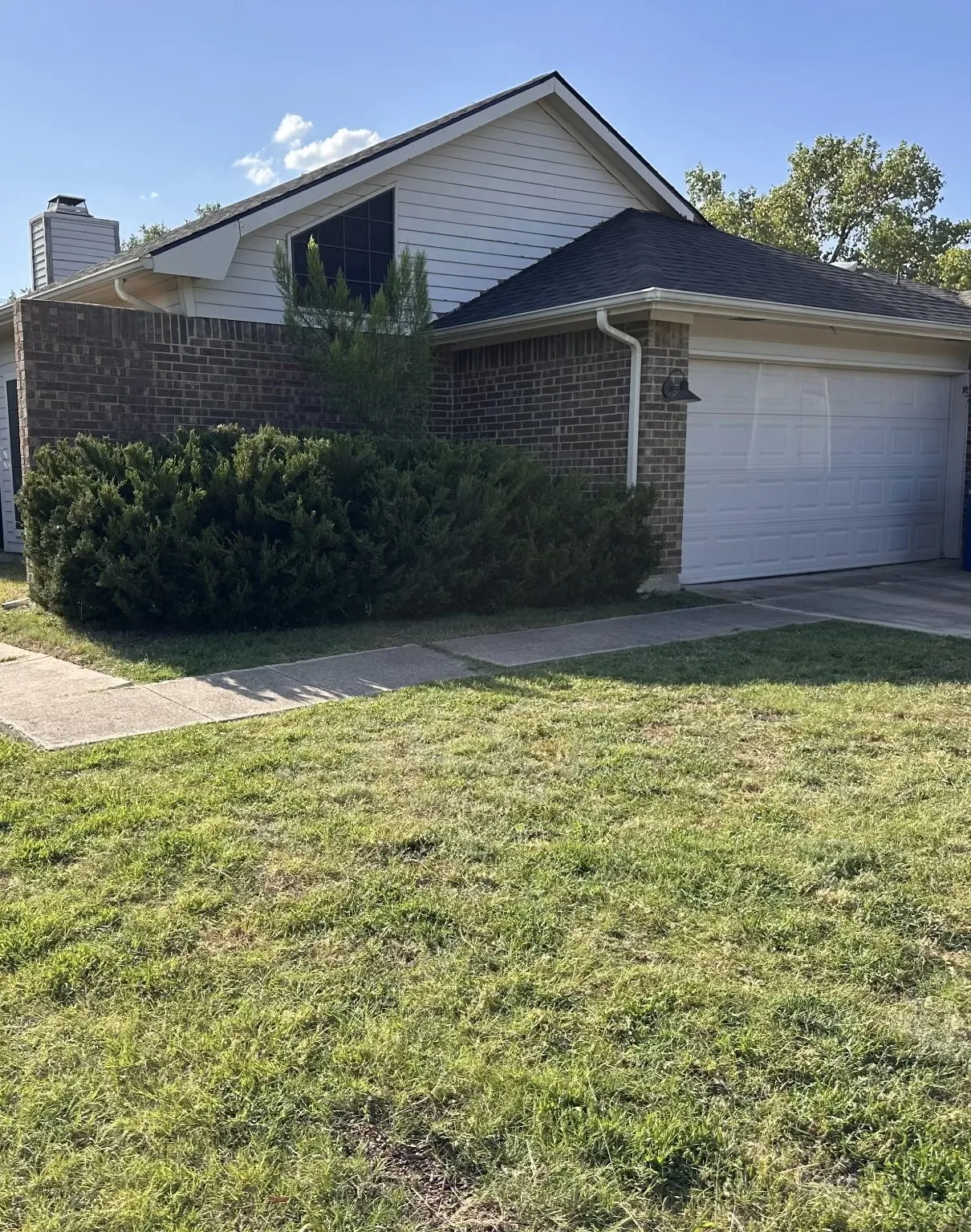 Single Family Residence For Sale in Denton County , 3701 Clover Hill Lane, Carrollton, Texas 75007, 2 Bedroom, 2 Bathroom, 2 Garage spaces, 1,271 Sqft, built in 1982, mls#21323207, Real Estate Agent in Carrollton, Homes For Sale in Denton county, Homes For Sale in Carrollton, Realtor in Carrollton Texas, Real Estate Brokerage Independent Realty Texas, Luminita Cordes Realtor