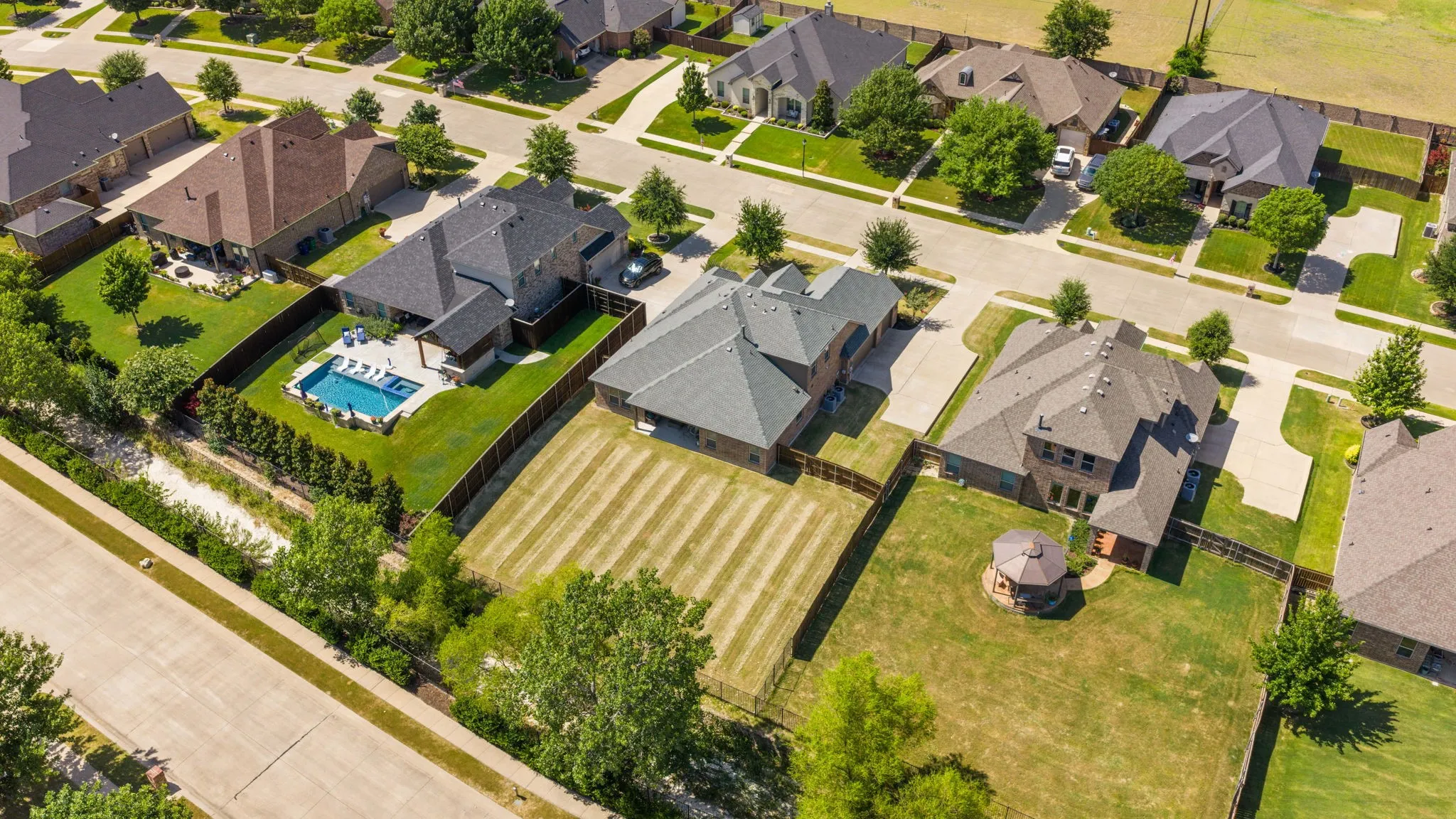 Single Family Residence For Sale in Ellis County , 134 Water Garden Drive, Waxahachie, Texas 75165, 4 Bedroom, 3 Bathroom, 3 Garage spaces, 2,598 Sqft, built in 2017, mls#21328159, Real Estate Agent in Waxahachie, Homes For Sale in Ellis county, Homes For Sale in Waxahachie, Realtor in Waxahachie Texas, Real Estate Brokerage Independent Realty Texas, Luminita Cordes Realtor
