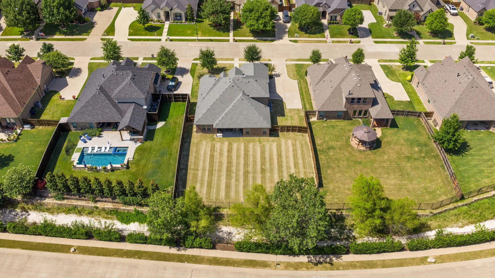 Single Family Residence For Sale in Ellis County , 134 Water Garden Drive, Waxahachie, Texas 75165, 4 Bedroom, 3 Bathroom, 3 Garage spaces, 2,598 Sqft, built in 2017, mls#21328159, Real Estate Agent in Waxahachie, Homes For Sale in Ellis county, Homes For Sale in Waxahachie, Realtor in Waxahachie Texas, Real Estate Brokerage Independent Realty Texas, Luminita Cordes Realtor