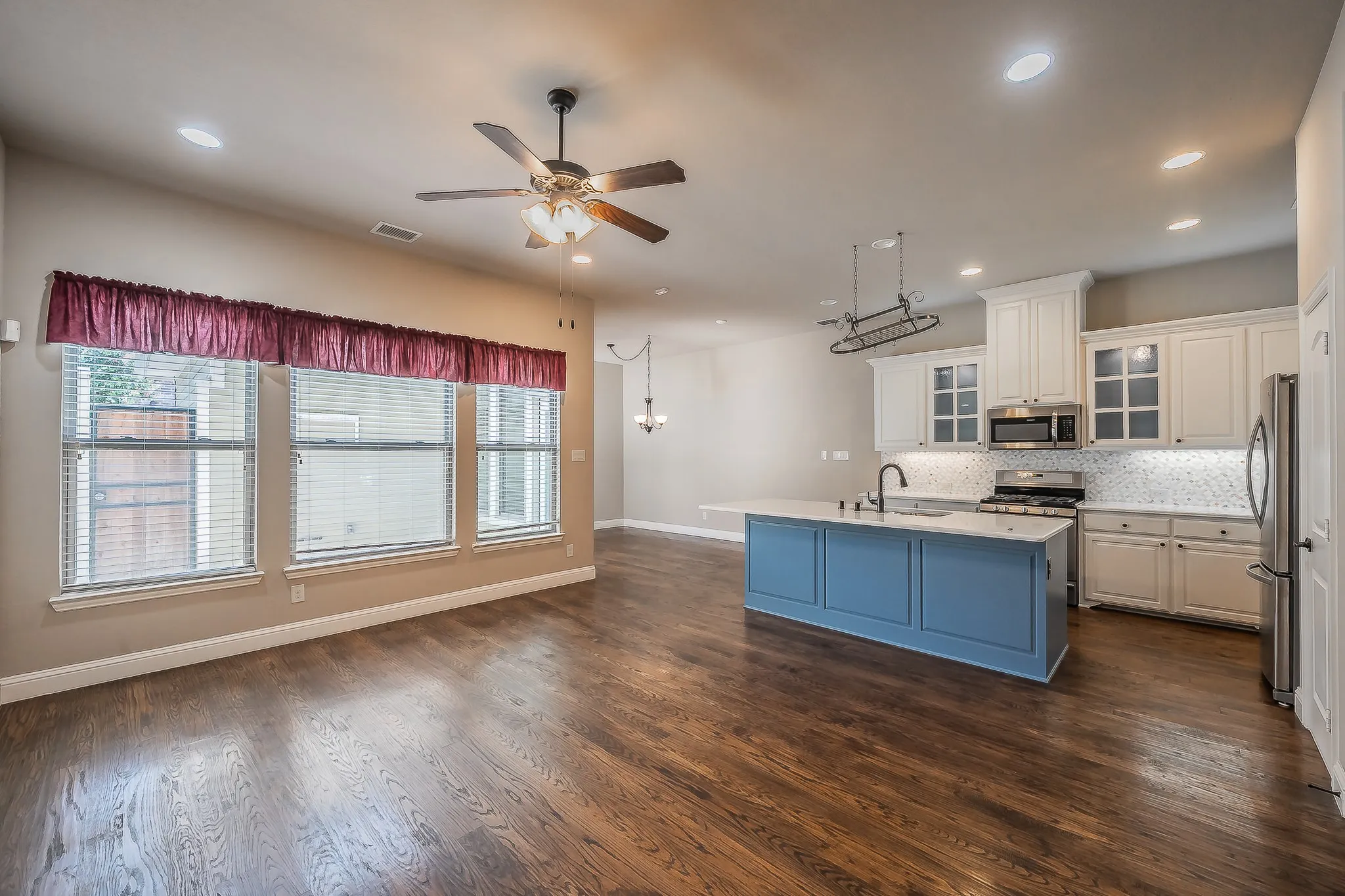 Townhouse For Sale in Tarrant County , 4017 Cascade Sky Drive, Arlington, Texas 76005, 2 Bedroom, 3 Bathroom, 2 Garage spaces, 1,878 Sqft, built in 2013, mls#21328217, Real Estate Agent in Arlington, Homes For Sale in Tarrant county, Homes For Sale in Arlington, Realtor in Arlington Texas, Real Estate Brokerage Independent Realty Texas, Luminita Cordes Realtor
