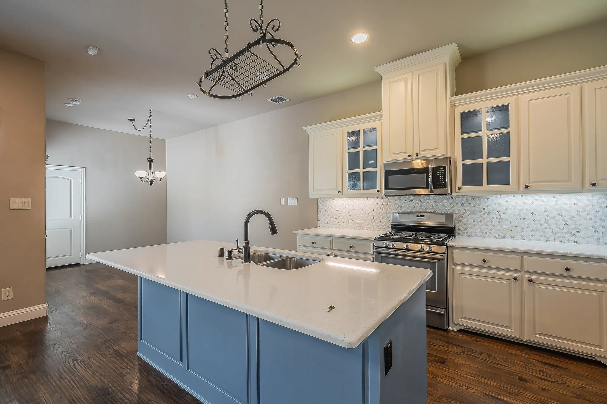 Townhouse For Sale in Tarrant County , 4017 Cascade Sky Drive, Arlington, Texas 76005, 2 Bedroom, 3 Bathroom, 2 Garage spaces, 1,878 Sqft, built in 2013, mls#21328217, Real Estate Agent in Arlington, Homes For Sale in Tarrant county, Homes For Sale in Arlington, Realtor in Arlington Texas, Real Estate Brokerage Independent Realty Texas, Luminita Cordes Realtor