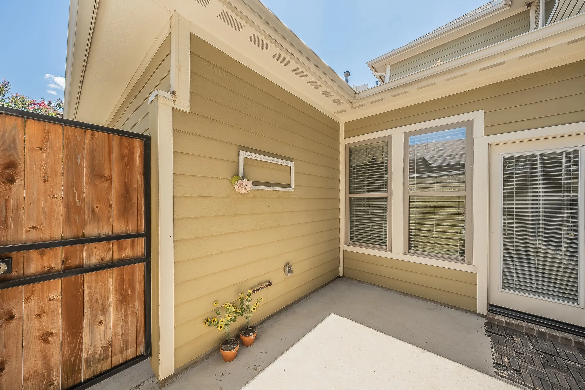 Townhouse For Sale in Tarrant County , 4017 Cascade Sky Drive, Arlington, Texas 76005, 2 Bedroom, 3 Bathroom, 2 Garage spaces, 1,878 Sqft, built in 2013, mls#21328217, Real Estate Agent in Arlington, Homes For Sale in Tarrant county, Homes For Sale in Arlington, Realtor in Arlington Texas, Real Estate Brokerage Independent Realty Texas, Luminita Cordes Realtor