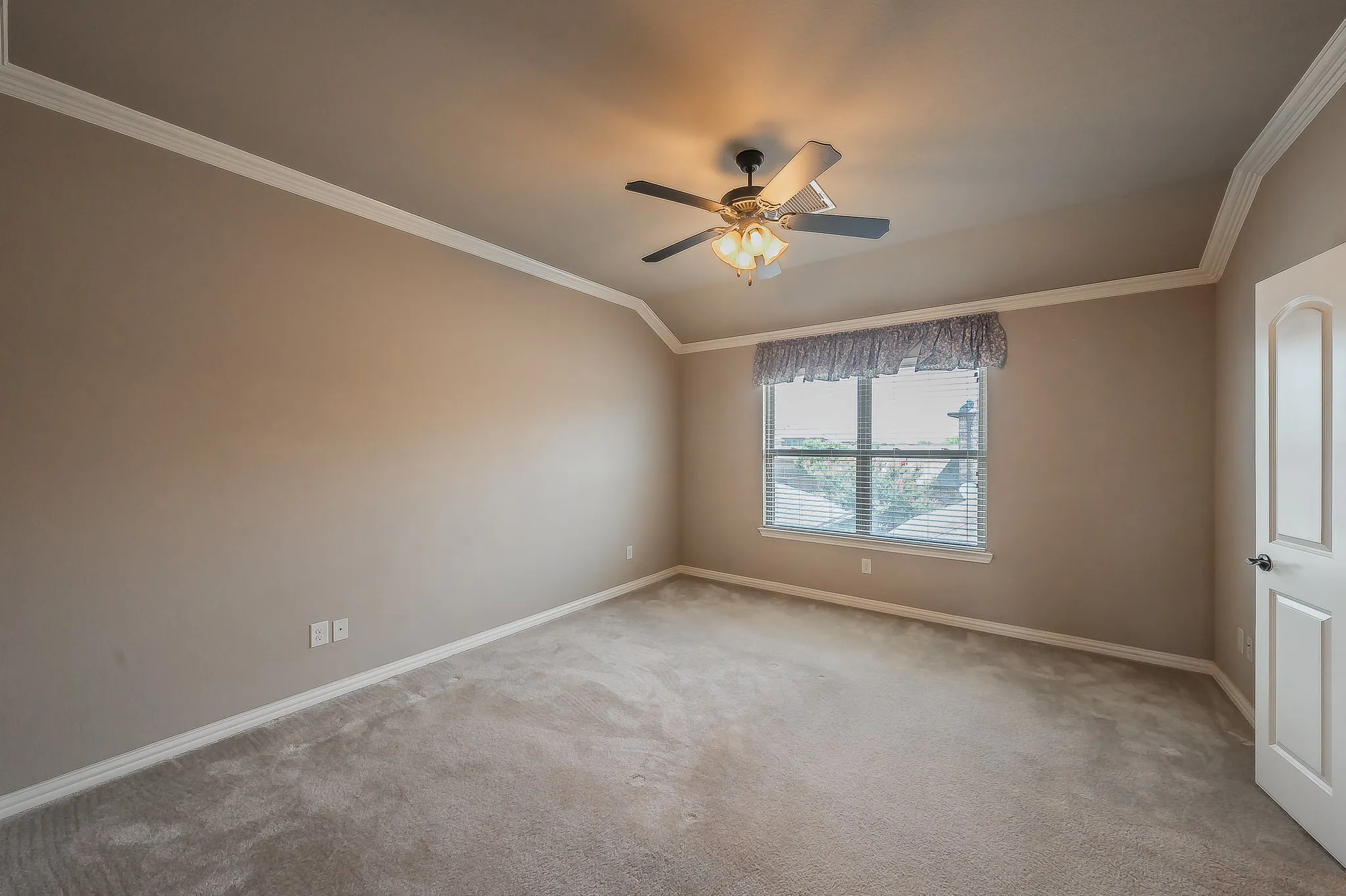Townhouse For Sale in Tarrant County , 4017 Cascade Sky Drive, Arlington, Texas 76005, 2 Bedroom, 3 Bathroom, 2 Garage spaces, 1,878 Sqft, built in 2013, mls#21328217, Real Estate Agent in Arlington, Homes For Sale in Tarrant county, Homes For Sale in Arlington, Realtor in Arlington Texas, Real Estate Brokerage Independent Realty Texas, Luminita Cordes Realtor