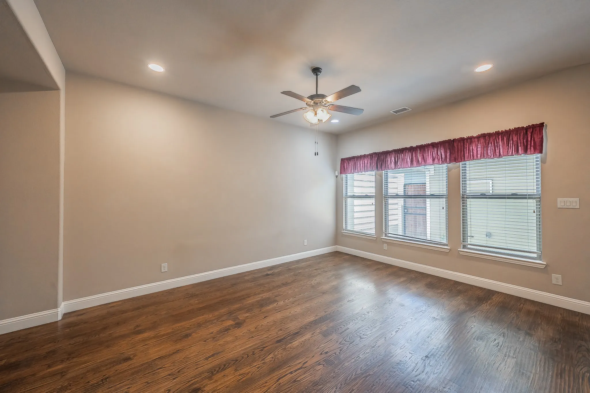 Townhouse For Sale in Tarrant County , 4017 Cascade Sky Drive, Arlington, Texas 76005, 2 Bedroom, 3 Bathroom, 2 Garage spaces, 1,878 Sqft, built in 2013, mls#21328217, Real Estate Agent in Arlington, Homes For Sale in Tarrant county, Homes For Sale in Arlington, Realtor in Arlington Texas, Real Estate Brokerage Independent Realty Texas, Luminita Cordes Realtor