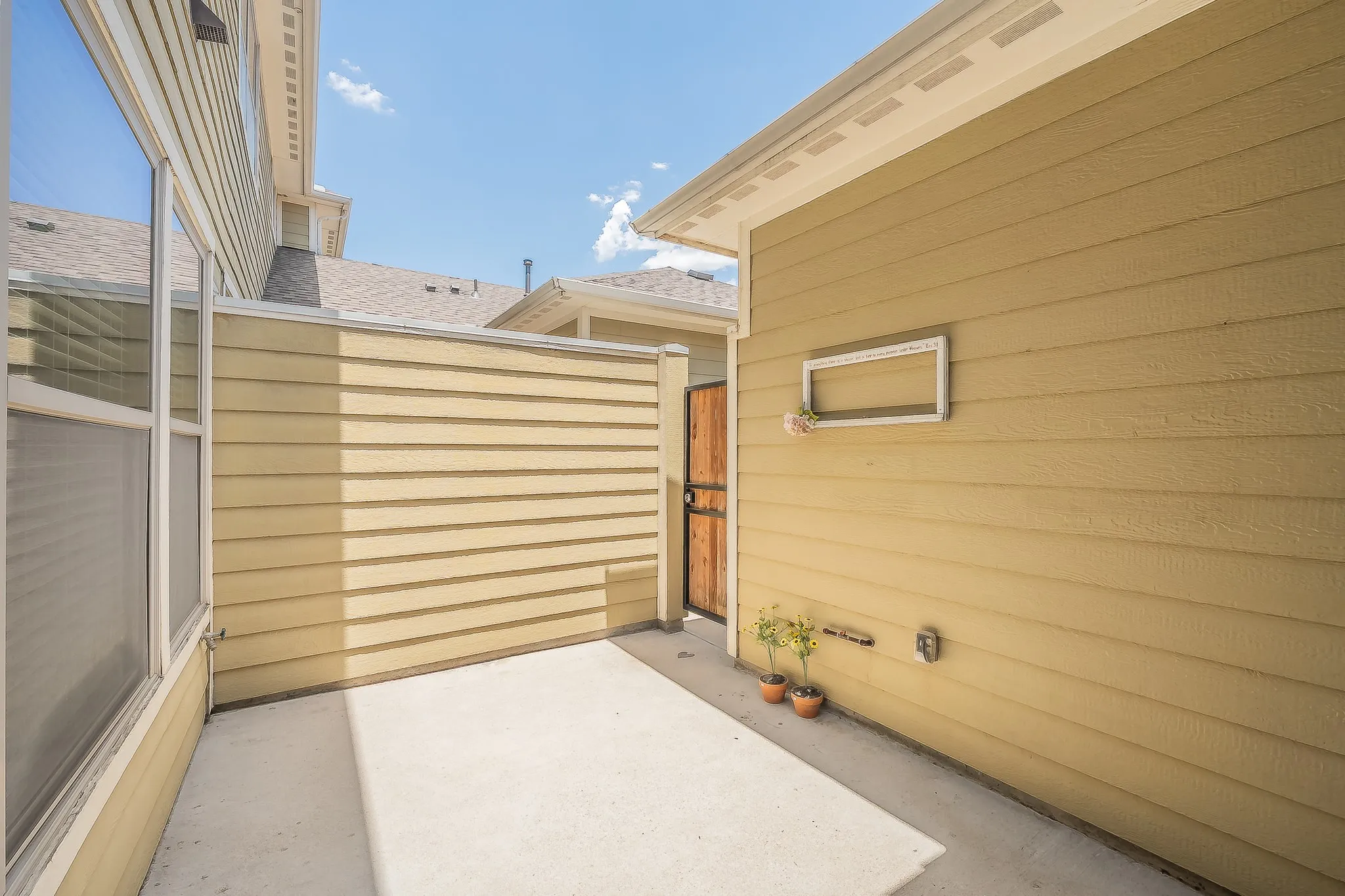 Townhouse For Sale in Tarrant County , 4017 Cascade Sky Drive, Arlington, Texas 76005, 2 Bedroom, 3 Bathroom, 2 Garage spaces, 1,878 Sqft, built in 2013, mls#21328217, Real Estate Agent in Arlington, Homes For Sale in Tarrant county, Homes For Sale in Arlington, Realtor in Arlington Texas, Real Estate Brokerage Independent Realty Texas, Luminita Cordes Realtor