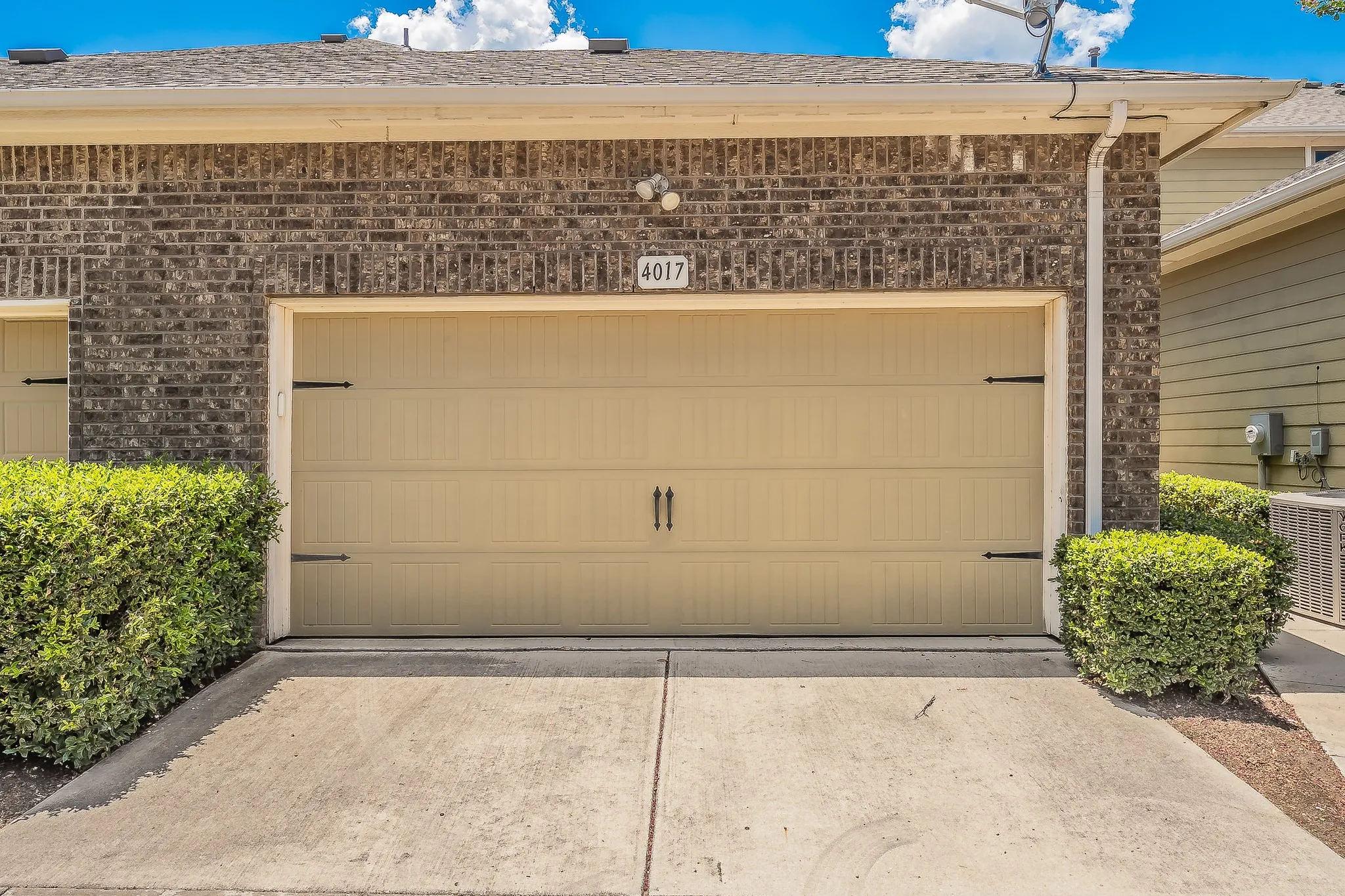 Townhouse For Sale in Tarrant County , 4017 Cascade Sky Drive, Arlington, Texas 76005, 2 Bedroom, 3 Bathroom, 2 Garage spaces, 1,878 Sqft, built in 2013, mls#21328217, Real Estate Agent in Arlington, Homes For Sale in Tarrant county, Homes For Sale in Arlington, Realtor in Arlington Texas, Real Estate Brokerage Independent Realty Texas, Luminita Cordes Realtor