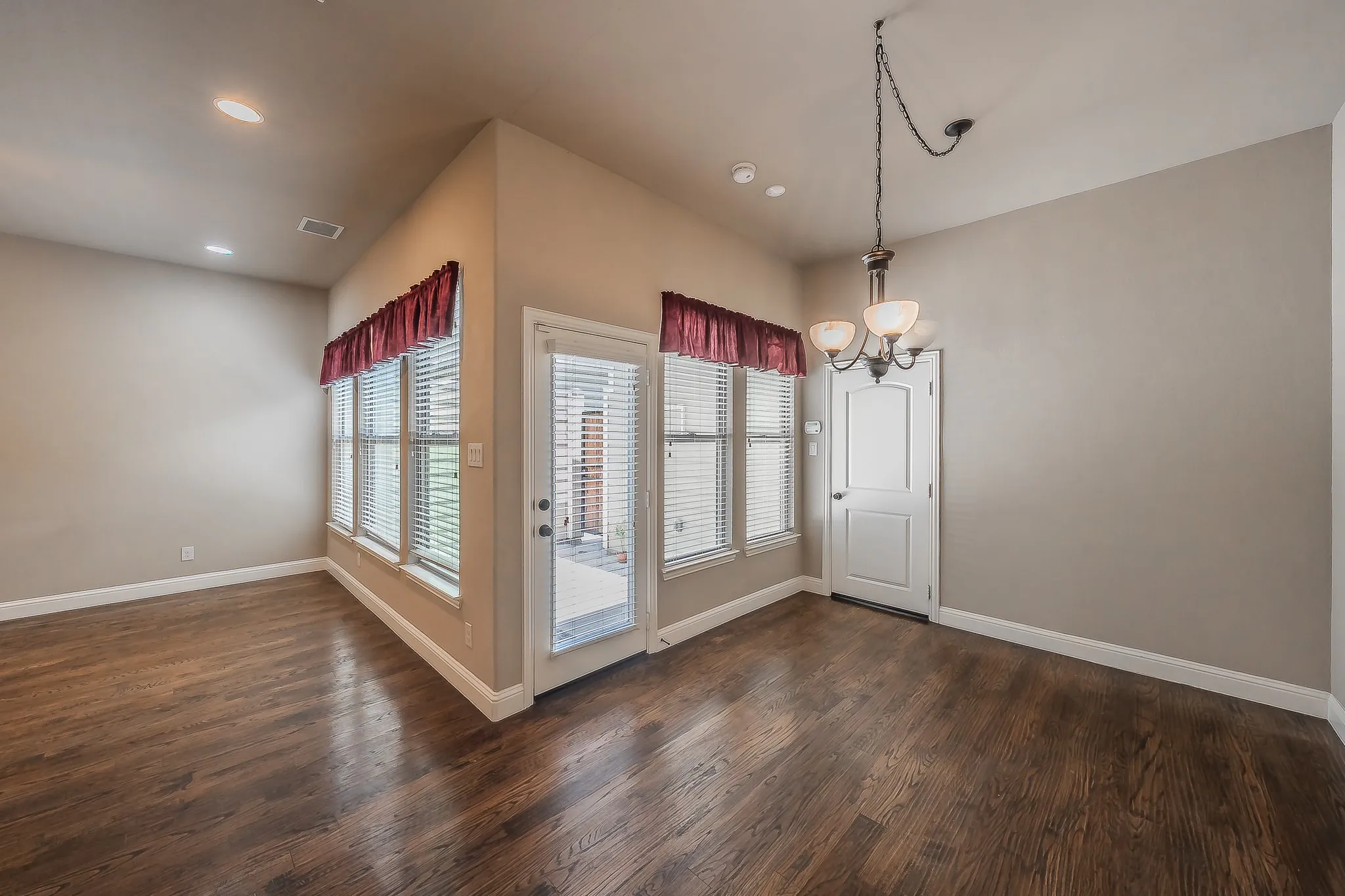Townhouse For Sale in Tarrant County , 4017 Cascade Sky Drive, Arlington, Texas 76005, 2 Bedroom, 3 Bathroom, 2 Garage spaces, 1,878 Sqft, built in 2013, mls#21328217, Real Estate Agent in Arlington, Homes For Sale in Tarrant county, Homes For Sale in Arlington, Realtor in Arlington Texas, Real Estate Brokerage Independent Realty Texas, Luminita Cordes Realtor