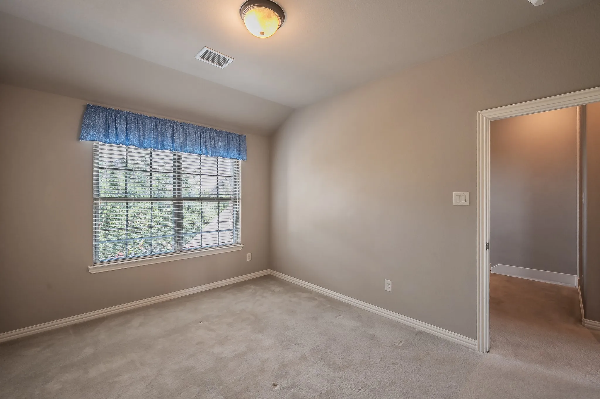 Townhouse For Sale in Tarrant County , 4017 Cascade Sky Drive, Arlington, Texas 76005, 2 Bedroom, 3 Bathroom, 2 Garage spaces, 1,878 Sqft, built in 2013, mls#21328217, Real Estate Agent in Arlington, Homes For Sale in Tarrant county, Homes For Sale in Arlington, Realtor in Arlington Texas, Real Estate Brokerage Independent Realty Texas, Luminita Cordes Realtor