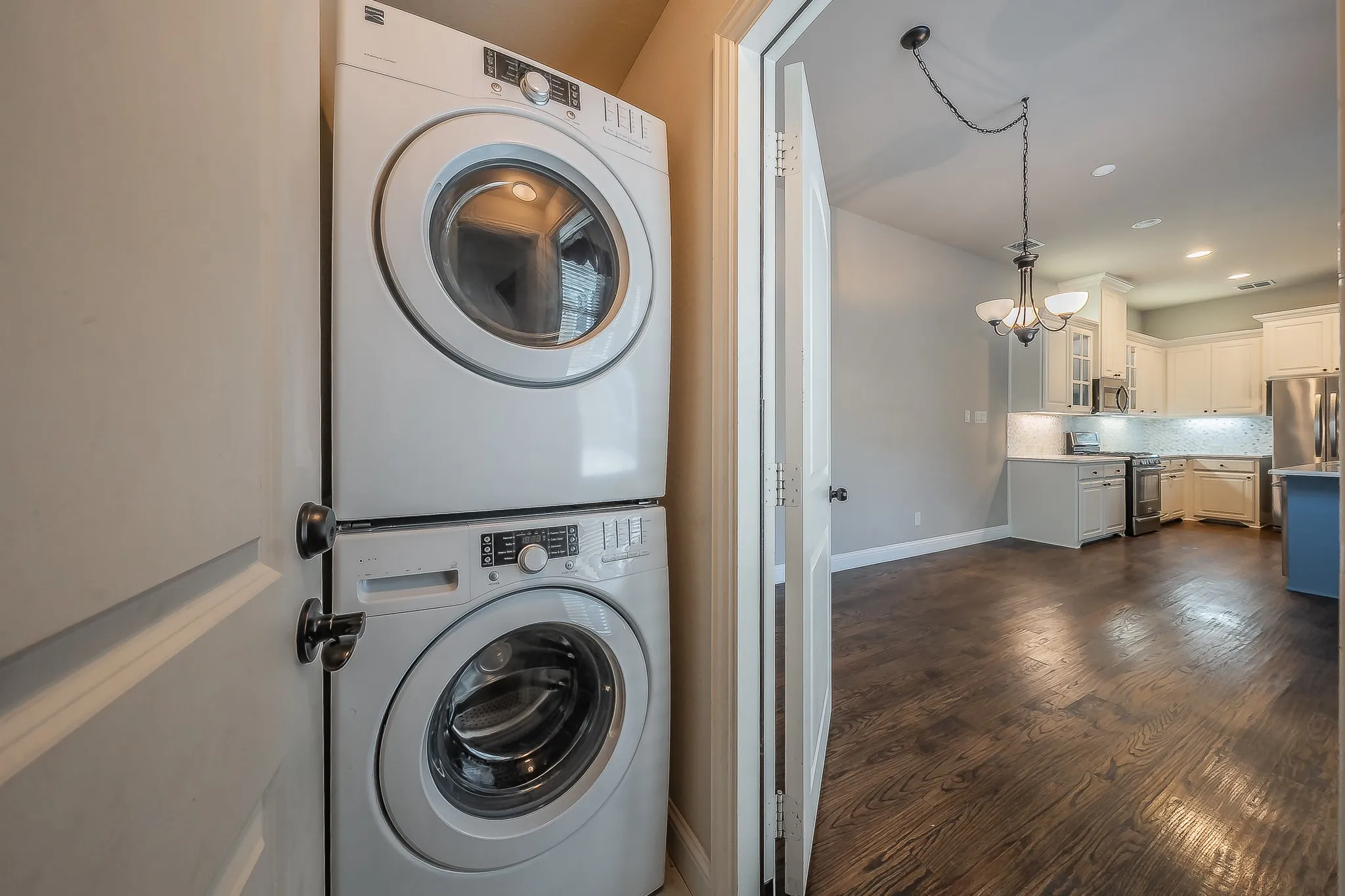 Townhouse For Sale in Tarrant County , 4017 Cascade Sky Drive, Arlington, Texas 76005, 2 Bedroom, 3 Bathroom, 2 Garage spaces, 1,878 Sqft, built in 2013, mls#21328217, Real Estate Agent in Arlington, Homes For Sale in Tarrant county, Homes For Sale in Arlington, Realtor in Arlington Texas, Real Estate Brokerage Independent Realty Texas, Luminita Cordes Realtor