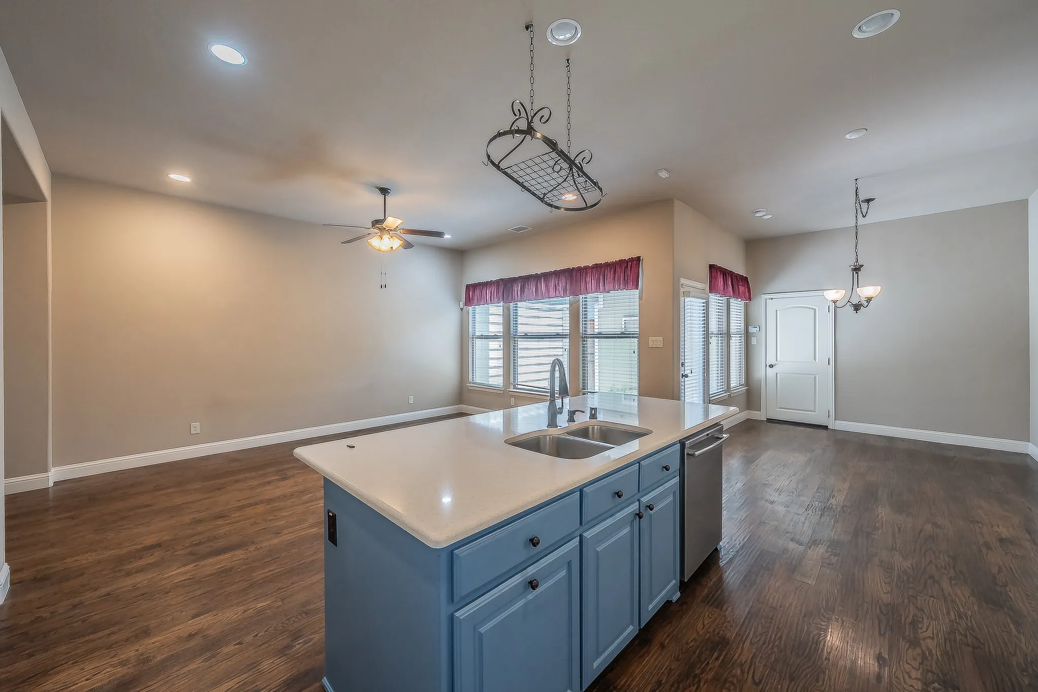 Townhouse For Sale in Tarrant County , 4017 Cascade Sky Drive, Arlington, Texas 76005, 2 Bedroom, 3 Bathroom, 2 Garage spaces, 1,878 Sqft, built in 2013, mls#21328217, Real Estate Agent in Arlington, Homes For Sale in Tarrant county, Homes For Sale in Arlington, Realtor in Arlington Texas, Real Estate Brokerage Independent Realty Texas, Luminita Cordes Realtor