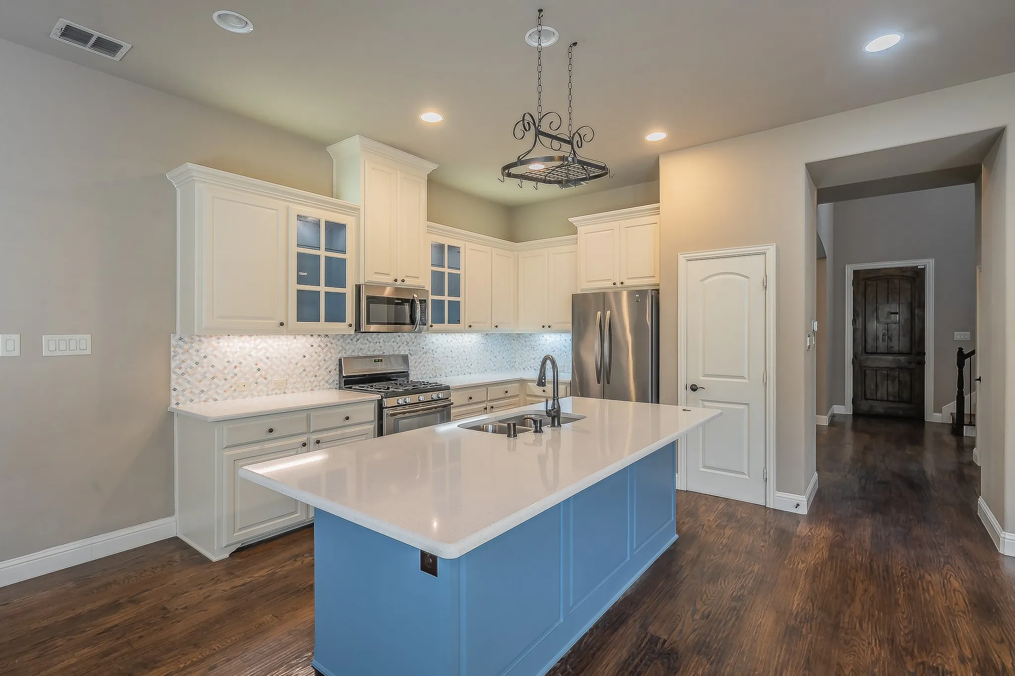 Townhouse For Sale in Tarrant County , 4017 Cascade Sky Drive, Arlington, Texas 76005, 2 Bedroom, 3 Bathroom, 2 Garage spaces, 1,878 Sqft, built in 2013, mls#21328217, Real Estate Agent in Arlington, Homes For Sale in Tarrant county, Homes For Sale in Arlington, Realtor in Arlington Texas, Real Estate Brokerage Independent Realty Texas, Luminita Cordes Realtor
