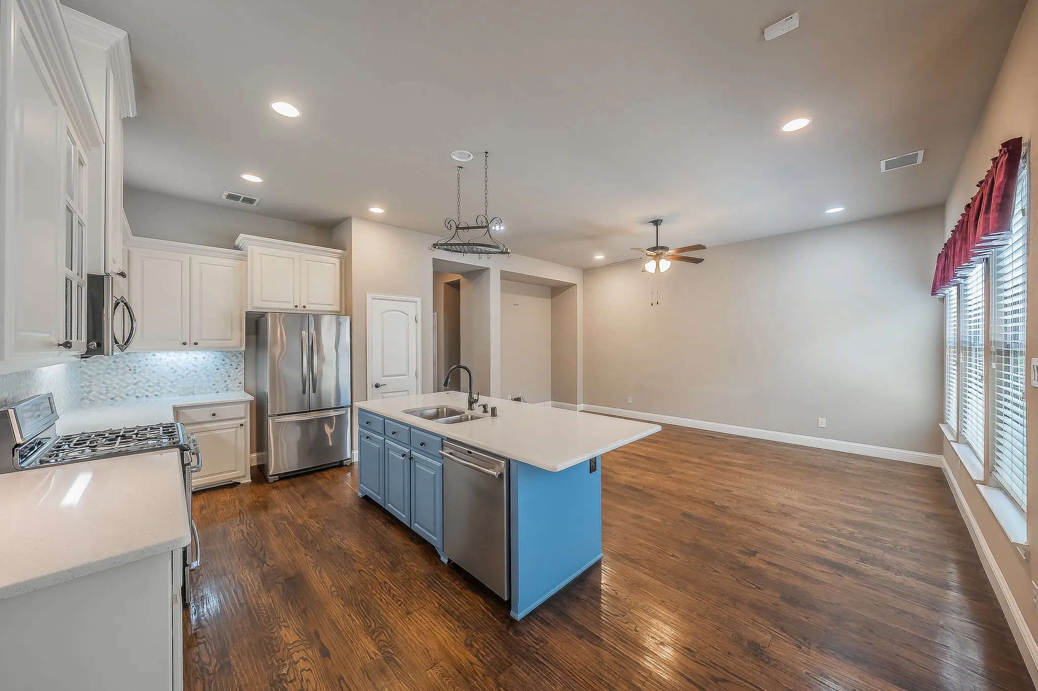 Townhouse For Sale in Tarrant County , 4017 Cascade Sky Drive, Arlington, Texas 76005, 2 Bedroom, 3 Bathroom, 2 Garage spaces, 1,878 Sqft, built in 2013, mls#21328217, Real Estate Agent in Arlington, Homes For Sale in Tarrant county, Homes For Sale in Arlington, Realtor in Arlington Texas, Real Estate Brokerage Independent Realty Texas, Luminita Cordes Realtor