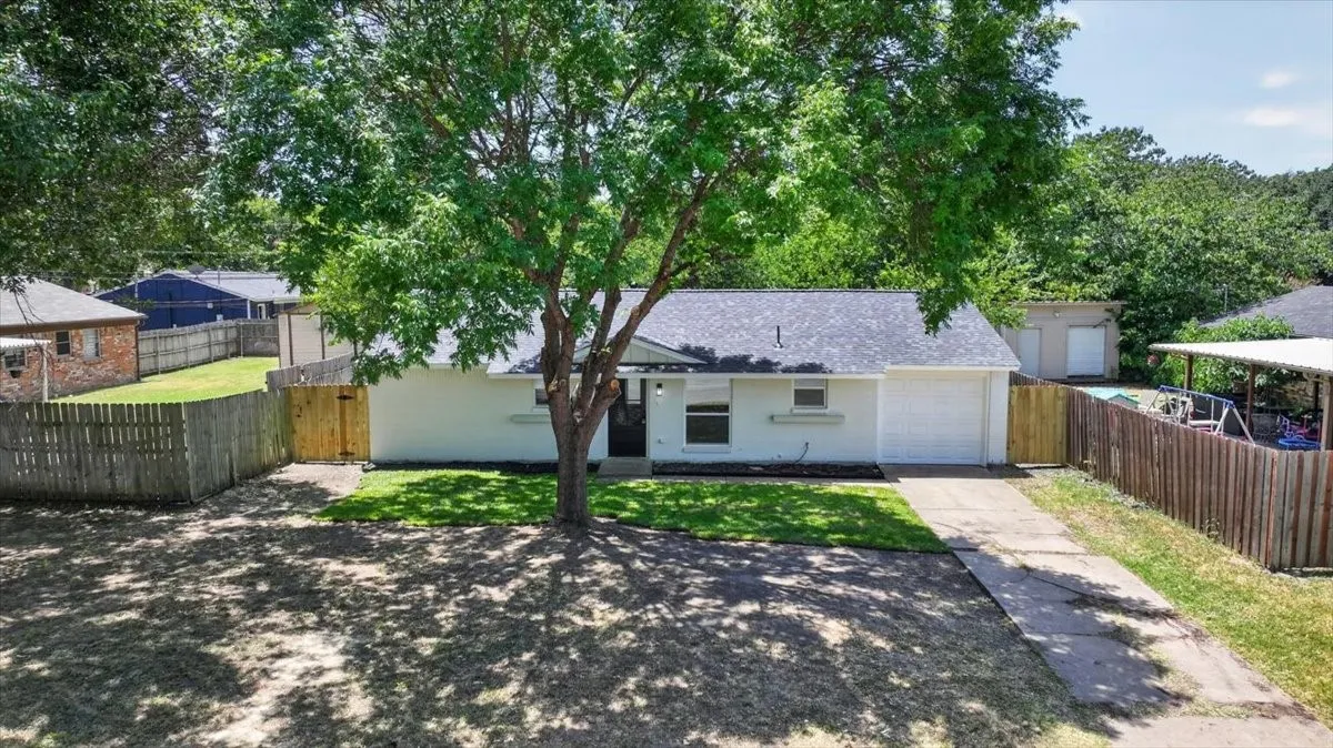 Single Family Residence For Sale in Johnson County , 205 Summercrest Boulevard, Burleson, Texas 76028, 3 Bedroom, 1 Bathroom, 1 Garage spaces, 1,018 Sqft, built in 1960, mls#21327223, Real Estate Agent in Burleson, Homes For Sale in Johnson county, Homes For Sale in Burleson, Realtor in Burleson Texas, Real Estate Brokerage Independent Realty Texas, Luminita Cordes Realtor
