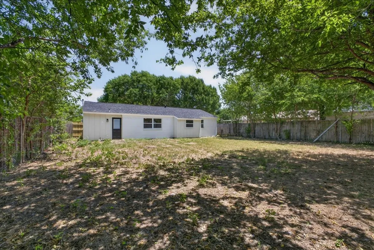 Single Family Residence For Sale in Johnson County , 205 Summercrest Boulevard, Burleson, Texas 76028, 3 Bedroom, 1 Bathroom, 1 Garage spaces, 1,018 Sqft, built in 1960, mls#21327223, Real Estate Agent in Burleson, Homes For Sale in Johnson county, Homes For Sale in Burleson, Realtor in Burleson Texas, Real Estate Brokerage Independent Realty Texas, Luminita Cordes Realtor