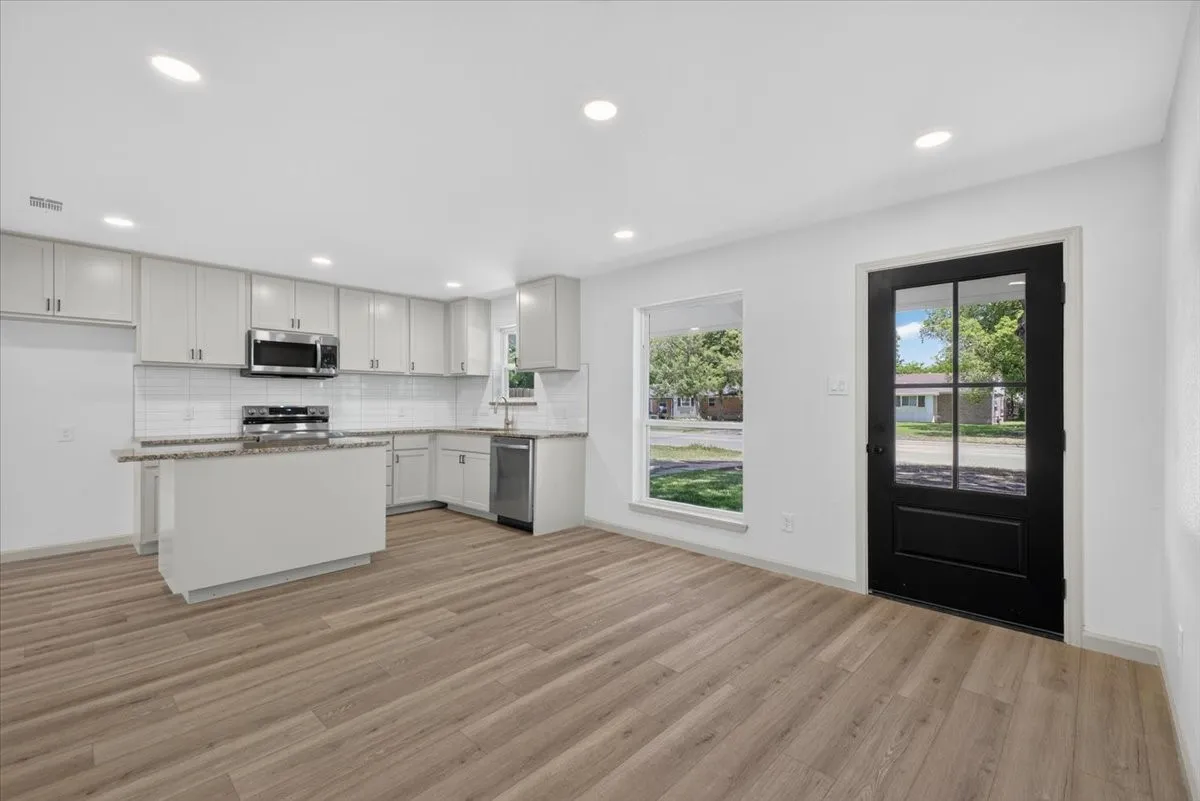 Single Family Residence For Sale in Johnson County , 205 Summercrest Boulevard, Burleson, Texas 76028, 3 Bedroom, 1 Bathroom, 1 Garage spaces, 1,018 Sqft, built in 1960, mls#21327223, Real Estate Agent in Burleson, Homes For Sale in Johnson county, Homes For Sale in Burleson, Realtor in Burleson Texas, Real Estate Brokerage Independent Realty Texas, Luminita Cordes Realtor