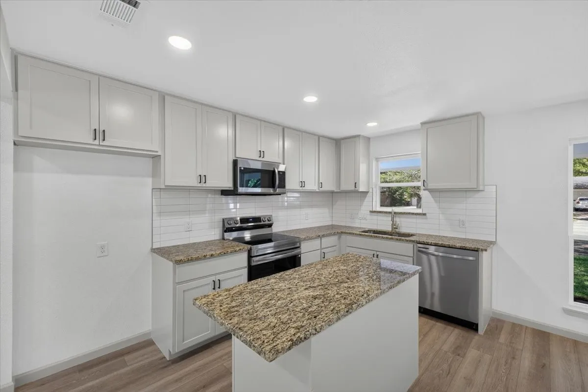Single Family Residence For Sale in Johnson County , 205 Summercrest Boulevard, Burleson, Texas 76028, 3 Bedroom, 1 Bathroom, 1 Garage spaces, 1,018 Sqft, built in 1960, mls#21327223, Real Estate Agent in Burleson, Homes For Sale in Johnson county, Homes For Sale in Burleson, Realtor in Burleson Texas, Real Estate Brokerage Independent Realty Texas, Luminita Cordes Realtor
