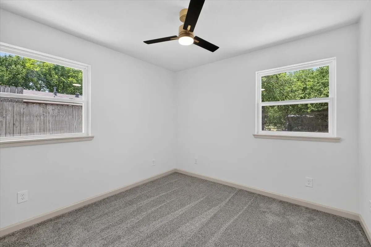 Single Family Residence For Sale in Johnson County , 205 Summercrest Boulevard, Burleson, Texas 76028, 3 Bedroom, 1 Bathroom, 1 Garage spaces, 1,018 Sqft, built in 1960, mls#21327223, Real Estate Agent in Burleson, Homes For Sale in Johnson county, Homes For Sale in Burleson, Realtor in Burleson Texas, Real Estate Brokerage Independent Realty Texas, Luminita Cordes Realtor