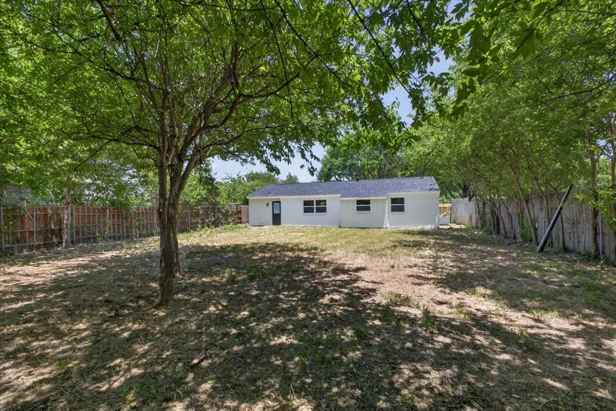 Single Family Residence For Sale in Johnson County , 205 Summercrest Boulevard, Burleson, Texas 76028, 3 Bedroom, 1 Bathroom, 1 Garage spaces, 1,018 Sqft, built in 1960, mls#21327223, Real Estate Agent in Burleson, Homes For Sale in Johnson county, Homes For Sale in Burleson, Realtor in Burleson Texas, Real Estate Brokerage Independent Realty Texas, Luminita Cordes Realtor