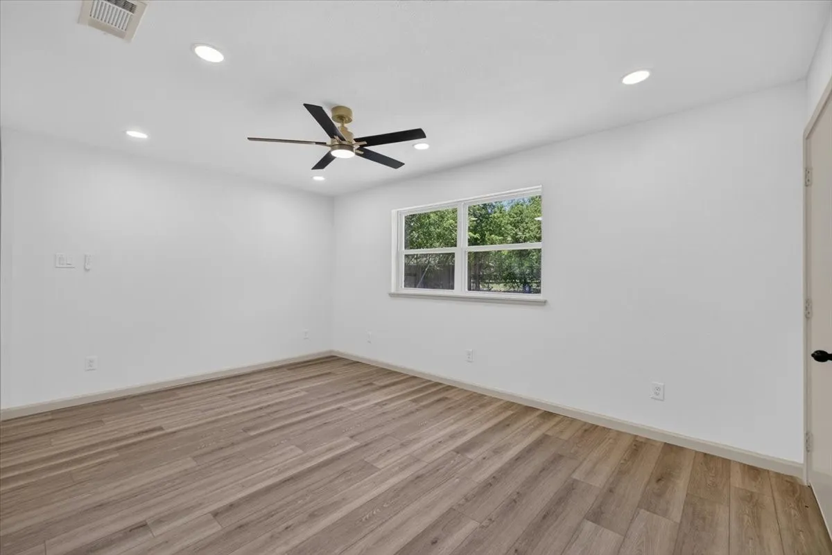 Single Family Residence For Sale in Johnson County , 205 Summercrest Boulevard, Burleson, Texas 76028, 3 Bedroom, 1 Bathroom, 1 Garage spaces, 1,018 Sqft, built in 1960, mls#21327223, Real Estate Agent in Burleson, Homes For Sale in Johnson county, Homes For Sale in Burleson, Realtor in Burleson Texas, Real Estate Brokerage Independent Realty Texas, Luminita Cordes Realtor