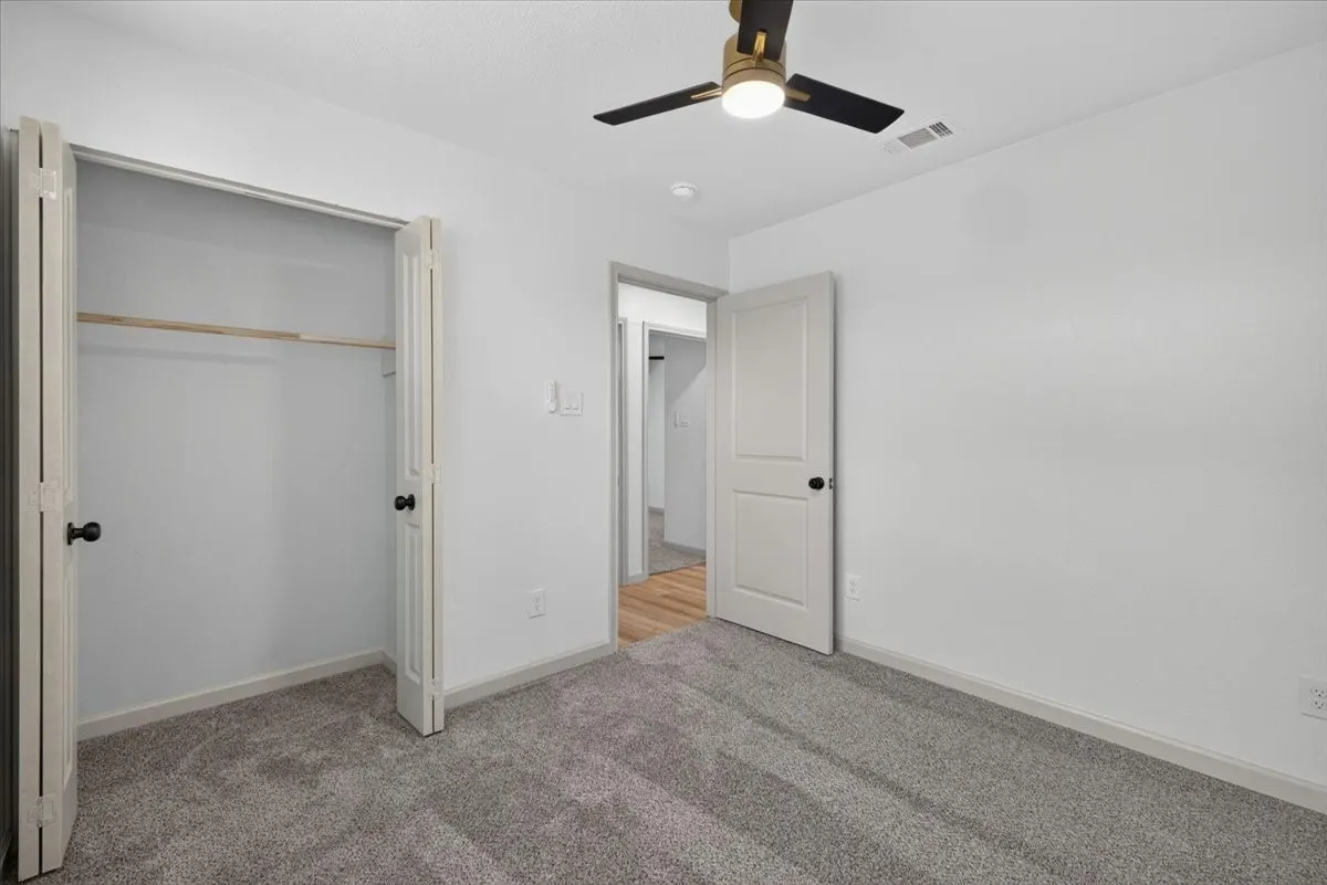 Single Family Residence For Sale in Johnson County , 205 Summercrest Boulevard, Burleson, Texas 76028, 3 Bedroom, 1 Bathroom, 1 Garage spaces, 1,018 Sqft, built in 1960, mls#21327223, Real Estate Agent in Burleson, Homes For Sale in Johnson county, Homes For Sale in Burleson, Realtor in Burleson Texas, Real Estate Brokerage Independent Realty Texas, Luminita Cordes Realtor