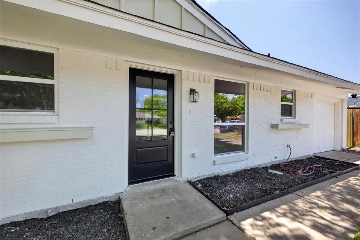 Single Family Residence For Sale in Johnson County , 205 Summercrest Boulevard, Burleson, Texas 76028, 3 Bedroom, 1 Bathroom, 1 Garage spaces, 1,018 Sqft, built in 1960, mls#21327223, Real Estate Agent in Burleson, Homes For Sale in Johnson county, Homes For Sale in Burleson, Realtor in Burleson Texas, Real Estate Brokerage Independent Realty Texas, Luminita Cordes Realtor