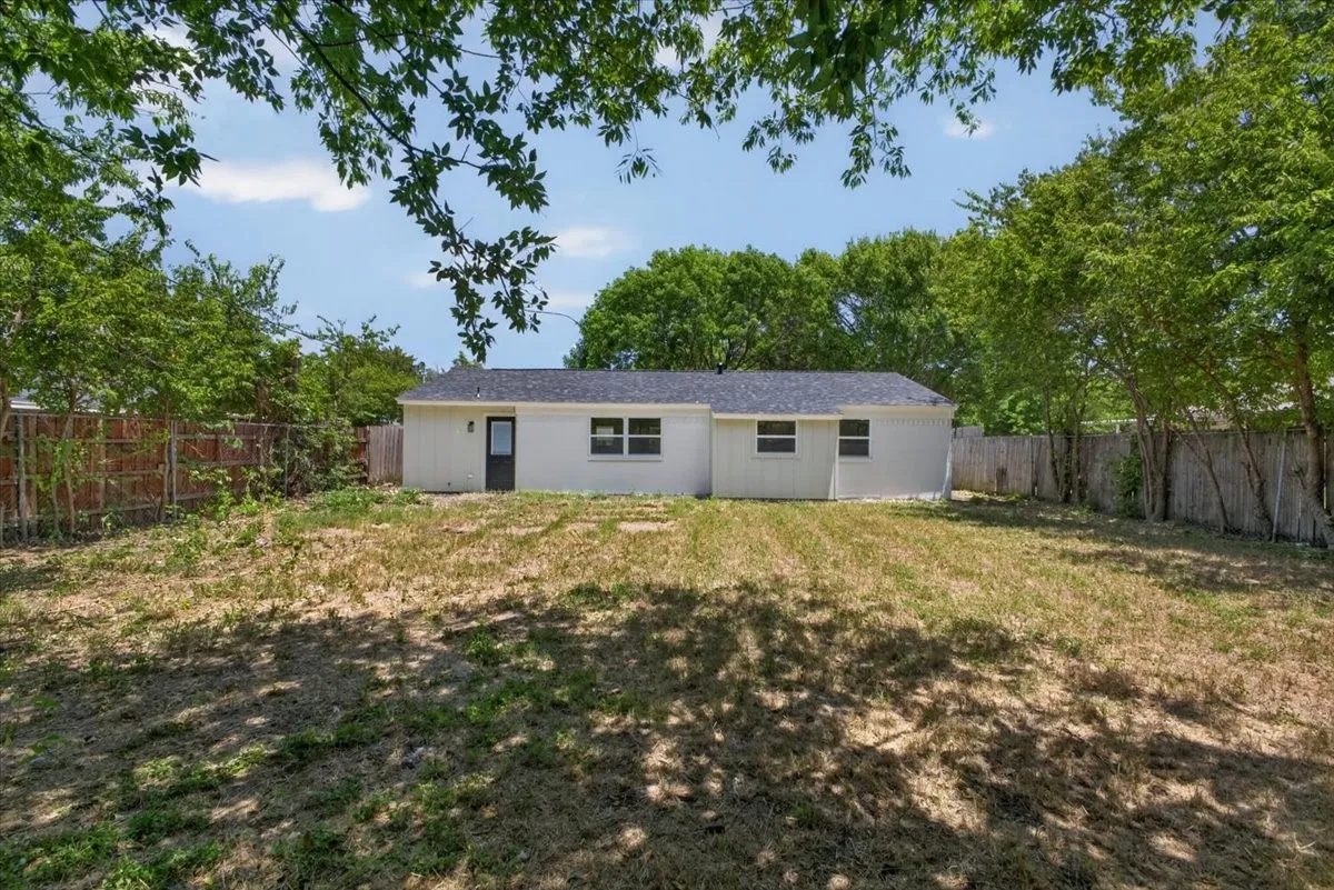 Single Family Residence For Sale in Johnson County , 205 Summercrest Boulevard, Burleson, Texas 76028, 3 Bedroom, 1 Bathroom, 1 Garage spaces, 1,018 Sqft, built in 1960, mls#21327223, Real Estate Agent in Burleson, Homes For Sale in Johnson county, Homes For Sale in Burleson, Realtor in Burleson Texas, Real Estate Brokerage Independent Realty Texas, Luminita Cordes Realtor
