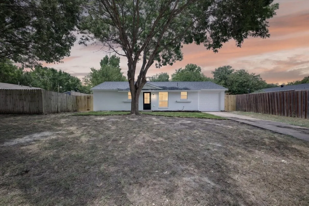 Single Family Residence For Sale in Johnson County , 205 Summercrest Boulevard, Burleson, Texas 76028, 3 Bedroom, 1 Bathroom, 1 Garage spaces, 1,018 Sqft, built in 1960, mls#21327223, Real Estate Agent in Burleson, Homes For Sale in Johnson county, Homes For Sale in Burleson, Realtor in Burleson Texas, Real Estate Brokerage Independent Realty Texas, Luminita Cordes Realtor