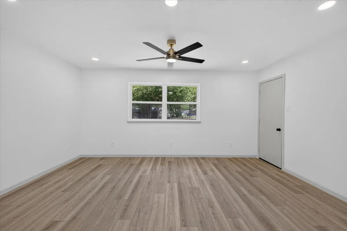 Single Family Residence For Sale in Johnson County , 205 Summercrest Boulevard, Burleson, Texas 76028, 3 Bedroom, 1 Bathroom, 1 Garage spaces, 1,018 Sqft, built in 1960, mls#21327223, Real Estate Agent in Burleson, Homes For Sale in Johnson county, Homes For Sale in Burleson, Realtor in Burleson Texas, Real Estate Brokerage Independent Realty Texas, Luminita Cordes Realtor