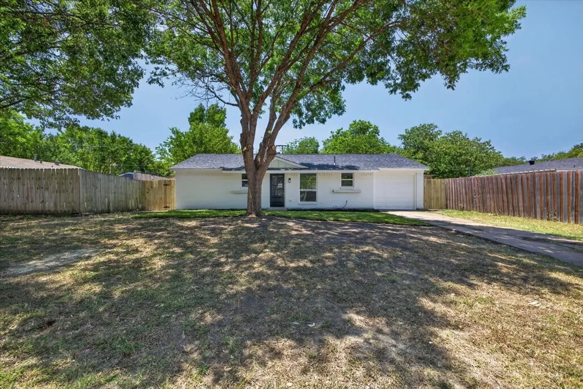 Single Family Residence For Sale in Johnson County , 205 Summercrest Boulevard, Burleson, Texas 76028, 3 Bedroom, 1 Bathroom, 1 Garage spaces, 1,018 Sqft, built in 1960, mls#21327223, Real Estate Agent in Burleson, Homes For Sale in Johnson county, Homes For Sale in Burleson, Realtor in Burleson Texas, Real Estate Brokerage Independent Realty Texas, Luminita Cordes Realtor