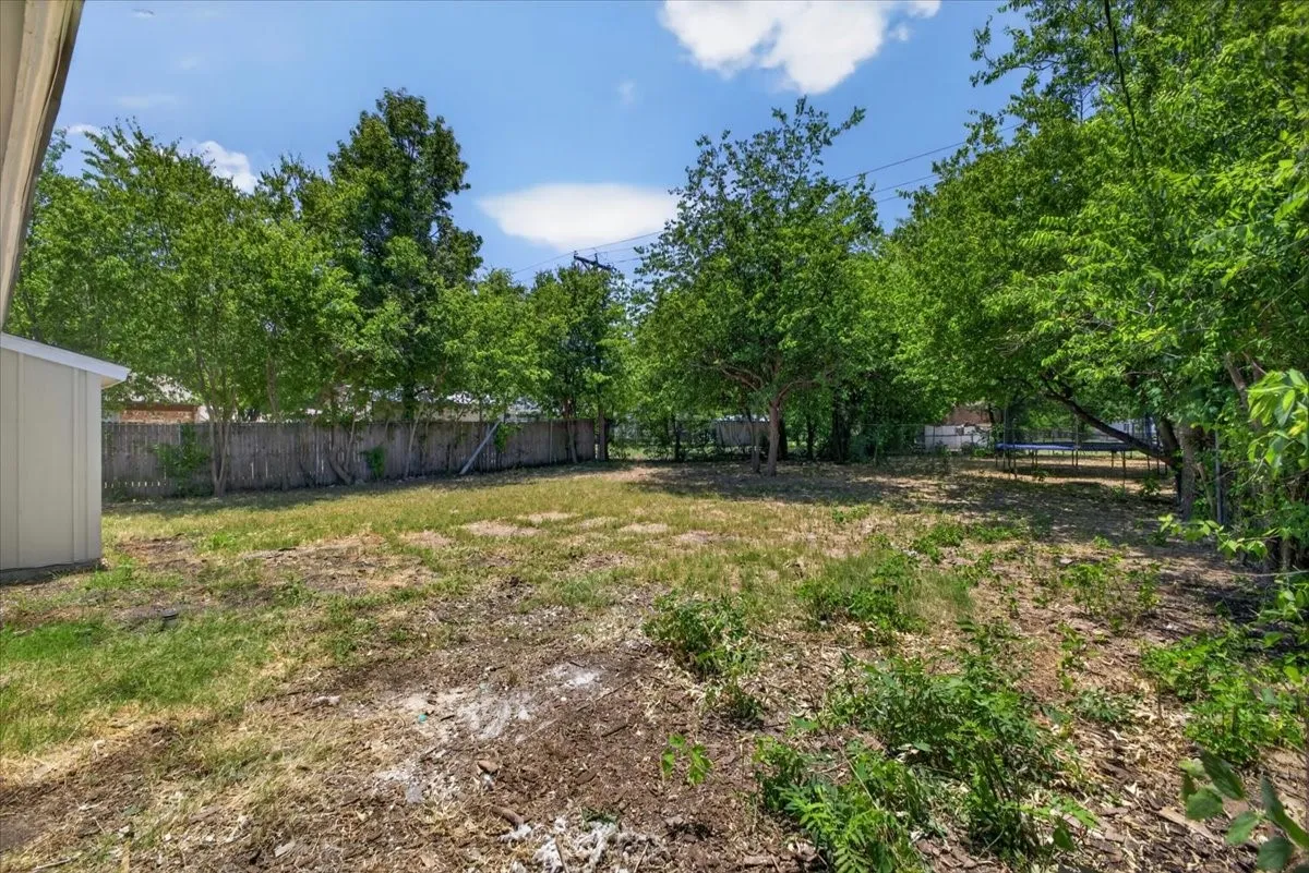 Single Family Residence For Sale in Johnson County , 205 Summercrest Boulevard, Burleson, Texas 76028, 3 Bedroom, 1 Bathroom, 1 Garage spaces, 1,018 Sqft, built in 1960, mls#21327223, Real Estate Agent in Burleson, Homes For Sale in Johnson county, Homes For Sale in Burleson, Realtor in Burleson Texas, Real Estate Brokerage Independent Realty Texas, Luminita Cordes Realtor