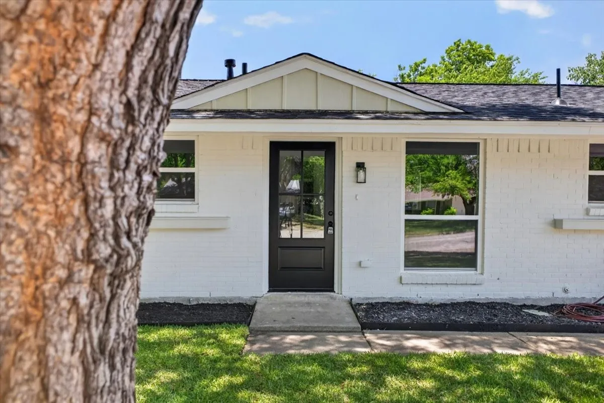 Single Family Residence For Sale in Johnson County , 205 Summercrest Boulevard, Burleson, Texas 76028, 3 Bedroom, 1 Bathroom, 1 Garage spaces, 1,018 Sqft, built in 1960, mls#21327223, Real Estate Agent in Burleson, Homes For Sale in Johnson county, Homes For Sale in Burleson, Realtor in Burleson Texas, Real Estate Brokerage Independent Realty Texas, Luminita Cordes Realtor
