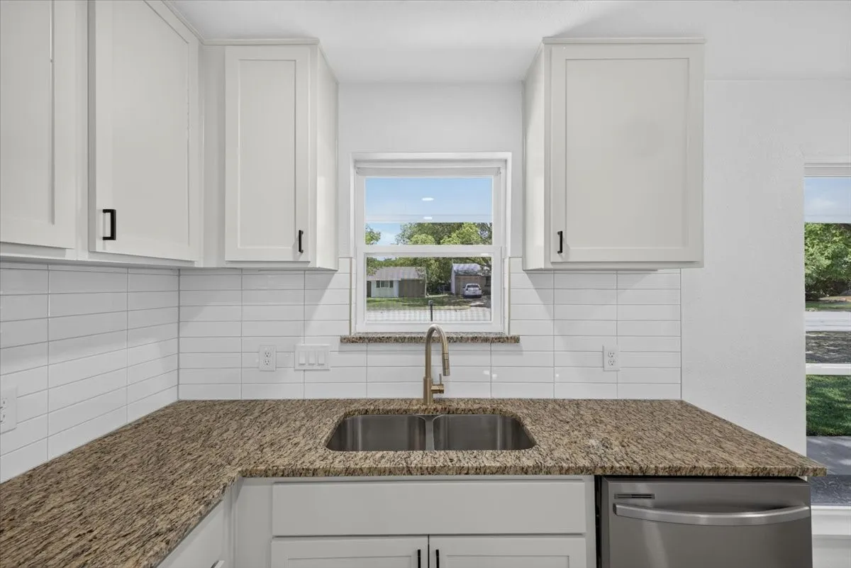 Single Family Residence For Sale in Johnson County , 205 Summercrest Boulevard, Burleson, Texas 76028, 3 Bedroom, 1 Bathroom, 1 Garage spaces, 1,018 Sqft, built in 1960, mls#21327223, Real Estate Agent in Burleson, Homes For Sale in Johnson county, Homes For Sale in Burleson, Realtor in Burleson Texas, Real Estate Brokerage Independent Realty Texas, Luminita Cordes Realtor