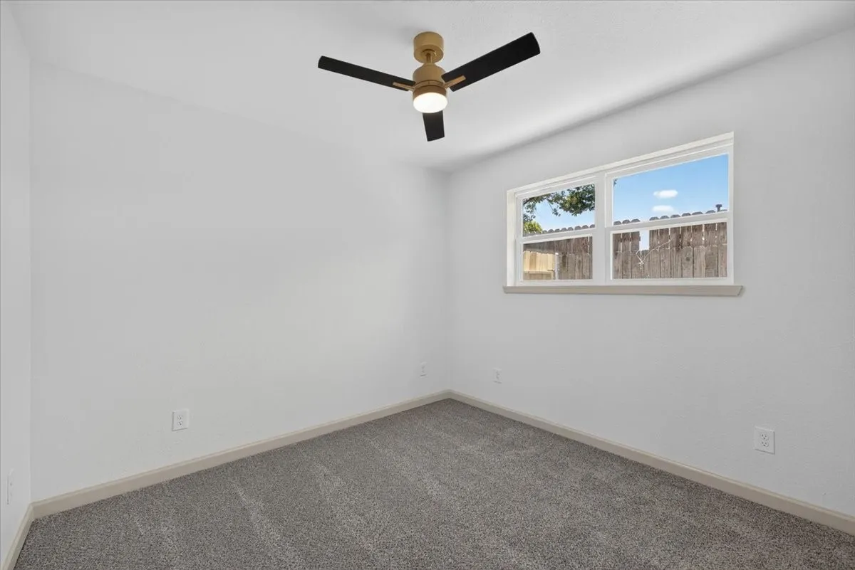 Single Family Residence For Sale in Johnson County , 205 Summercrest Boulevard, Burleson, Texas 76028, 3 Bedroom, 1 Bathroom, 1 Garage spaces, 1,018 Sqft, built in 1960, mls#21327223, Real Estate Agent in Burleson, Homes For Sale in Johnson county, Homes For Sale in Burleson, Realtor in Burleson Texas, Real Estate Brokerage Independent Realty Texas, Luminita Cordes Realtor