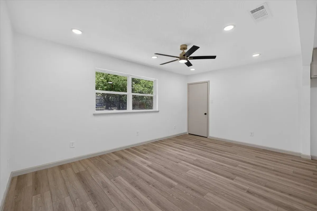 Single Family Residence For Sale in Johnson County , 205 Summercrest Boulevard, Burleson, Texas 76028, 3 Bedroom, 1 Bathroom, 1 Garage spaces, 1,018 Sqft, built in 1960, mls#21327223, Real Estate Agent in Burleson, Homes For Sale in Johnson county, Homes For Sale in Burleson, Realtor in Burleson Texas, Real Estate Brokerage Independent Realty Texas, Luminita Cordes Realtor