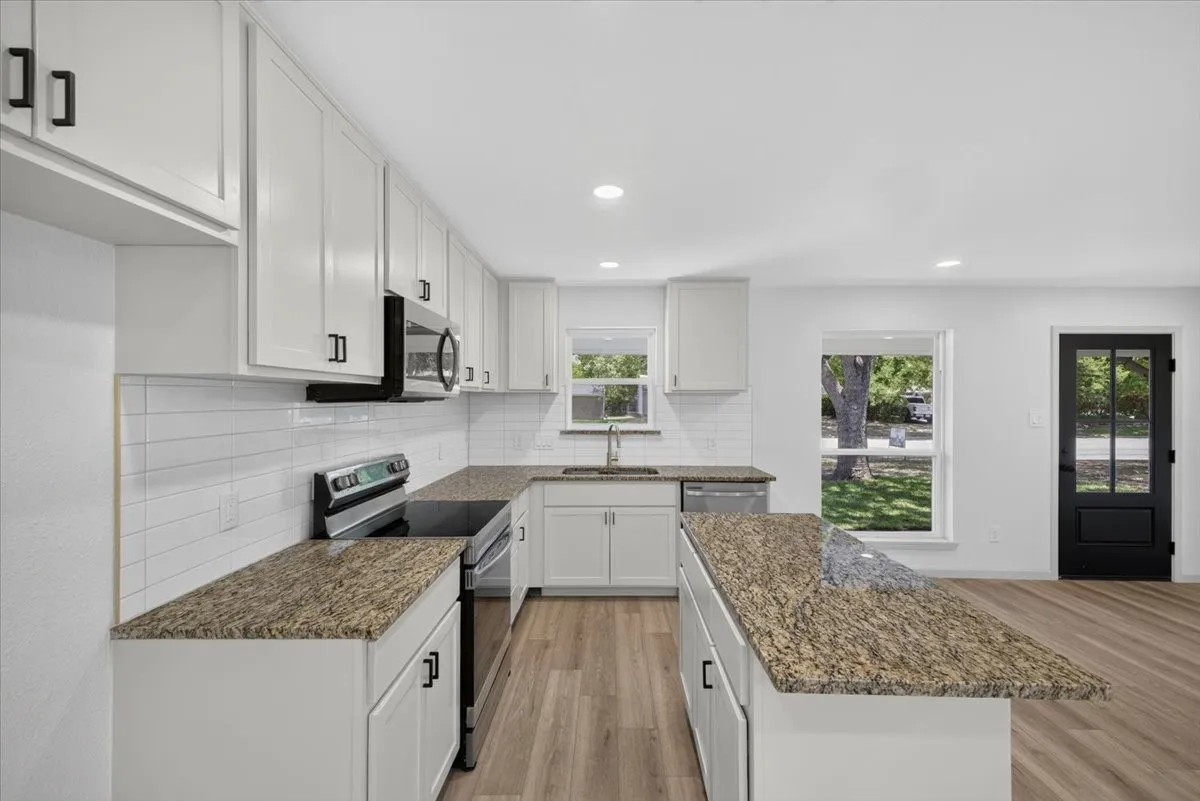 Single Family Residence For Sale in Johnson County , 205 Summercrest Boulevard, Burleson, Texas 76028, 3 Bedroom, 1 Bathroom, 1 Garage spaces, 1,018 Sqft, built in 1960, mls#21327223, Real Estate Agent in Burleson, Homes For Sale in Johnson county, Homes For Sale in Burleson, Realtor in Burleson Texas, Real Estate Brokerage Independent Realty Texas, Luminita Cordes Realtor