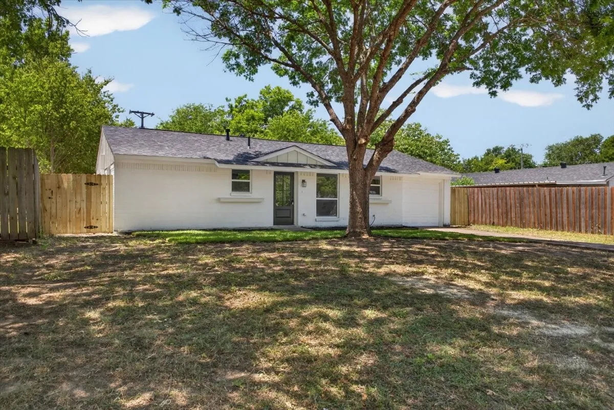 Single Family Residence For Sale in Johnson County , 205 Summercrest Boulevard, Burleson, Texas 76028, 3 Bedroom, 1 Bathroom, 1 Garage spaces, 1,018 Sqft, built in 1960, mls#21327223, Real Estate Agent in Burleson, Homes For Sale in Johnson county, Homes For Sale in Burleson, Realtor in Burleson Texas, Real Estate Brokerage Independent Realty Texas, Luminita Cordes Realtor