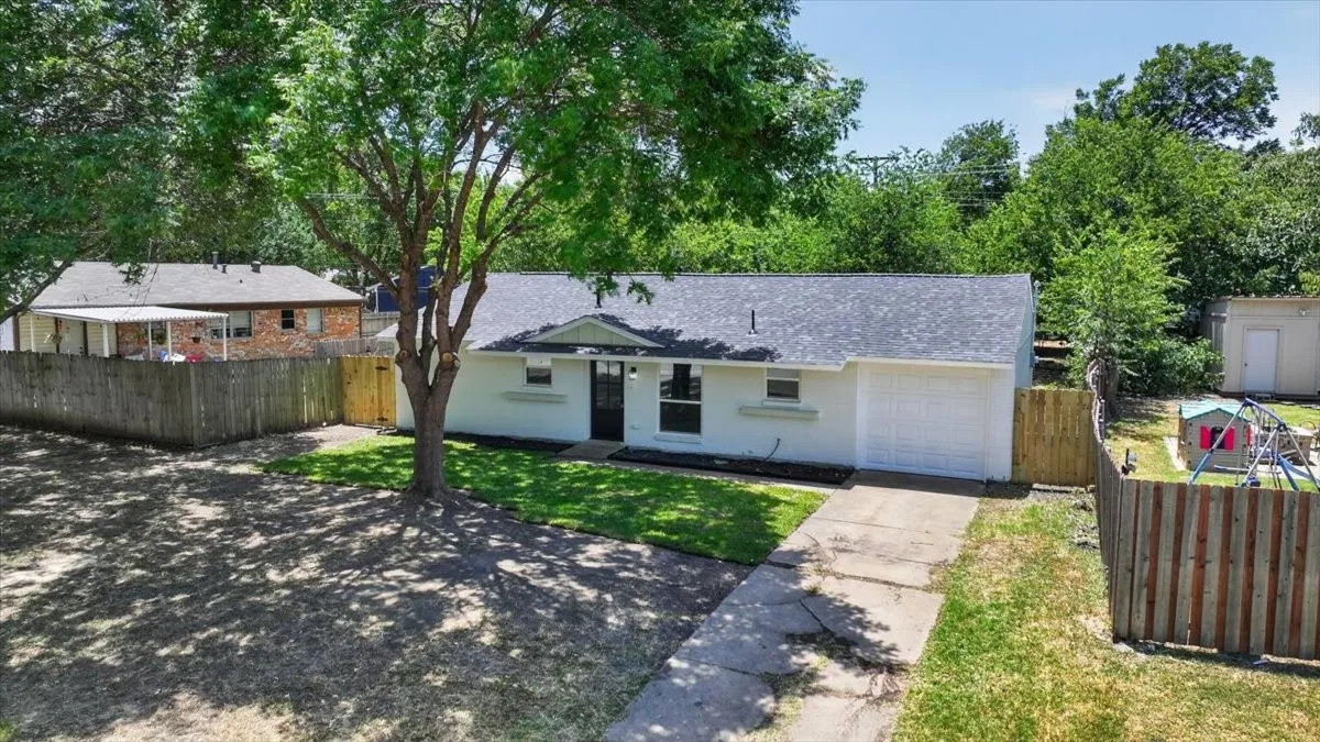 Single Family Residence For Sale in Johnson County , 205 Summercrest Boulevard, Burleson, Texas 76028, 3 Bedroom, 1 Bathroom, 1 Garage spaces, 1,018 Sqft, built in 1960, mls#21327223, Real Estate Agent in Burleson, Homes For Sale in Johnson county, Homes For Sale in Burleson, Realtor in Burleson Texas, Real Estate Brokerage Independent Realty Texas, Luminita Cordes Realtor