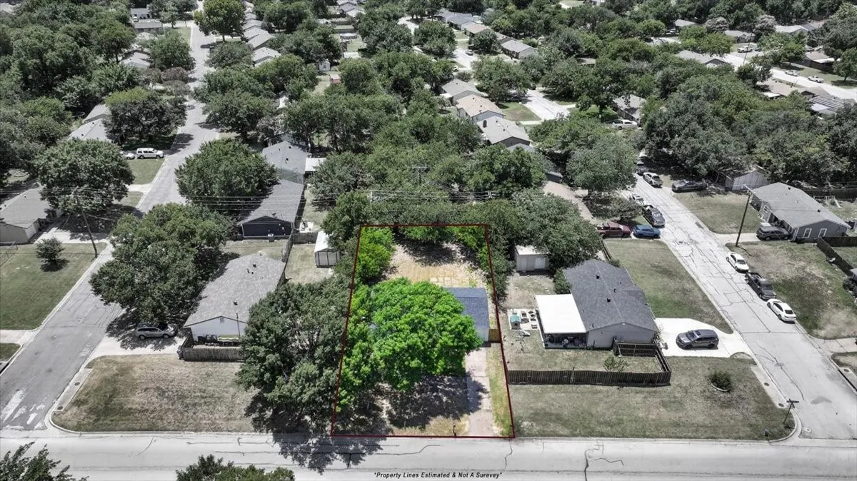 Single Family Residence For Sale in Johnson County , 205 Summercrest Boulevard, Burleson, Texas 76028, 3 Bedroom, 1 Bathroom, 1 Garage spaces, 1,018 Sqft, built in 1960, mls#21327223, Real Estate Agent in Burleson, Homes For Sale in Johnson county, Homes For Sale in Burleson, Realtor in Burleson Texas, Real Estate Brokerage Independent Realty Texas, Luminita Cordes Realtor