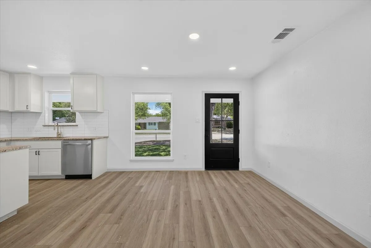 Single Family Residence For Sale in Johnson County , 205 Summercrest Boulevard, Burleson, Texas 76028, 3 Bedroom, 1 Bathroom, 1 Garage spaces, 1,018 Sqft, built in 1960, mls#21327223, Real Estate Agent in Burleson, Homes For Sale in Johnson county, Homes For Sale in Burleson, Realtor in Burleson Texas, Real Estate Brokerage Independent Realty Texas, Luminita Cordes Realtor