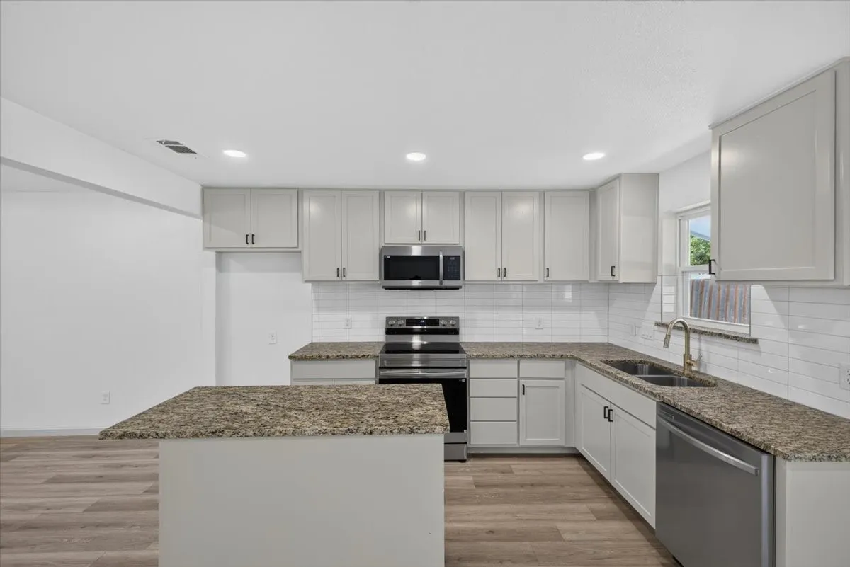 Single Family Residence For Sale in Johnson County , 205 Summercrest Boulevard, Burleson, Texas 76028, 3 Bedroom, 1 Bathroom, 1 Garage spaces, 1,018 Sqft, built in 1960, mls#21327223, Real Estate Agent in Burleson, Homes For Sale in Johnson county, Homes For Sale in Burleson, Realtor in Burleson Texas, Real Estate Brokerage Independent Realty Texas, Luminita Cordes Realtor