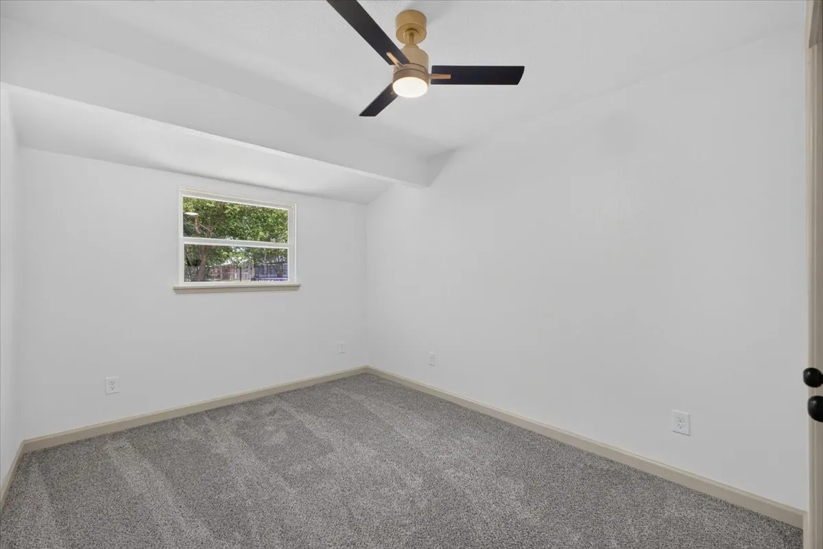 Single Family Residence For Sale in Johnson County , 205 Summercrest Boulevard, Burleson, Texas 76028, 3 Bedroom, 1 Bathroom, 1 Garage spaces, 1,018 Sqft, built in 1960, mls#21327223, Real Estate Agent in Burleson, Homes For Sale in Johnson county, Homes For Sale in Burleson, Realtor in Burleson Texas, Real Estate Brokerage Independent Realty Texas, Luminita Cordes Realtor