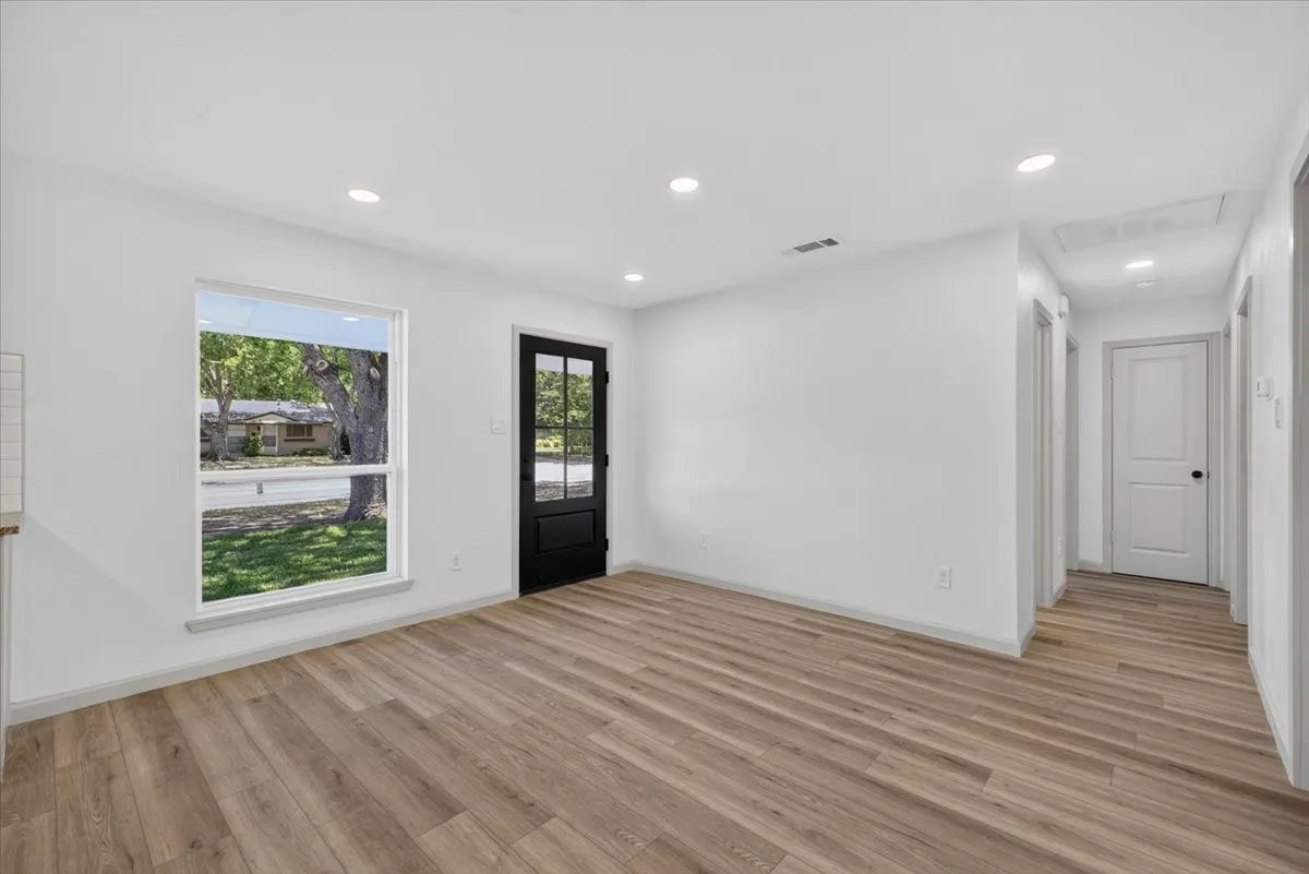 Single Family Residence For Sale in Johnson County , 205 Summercrest Boulevard, Burleson, Texas 76028, 3 Bedroom, 1 Bathroom, 1 Garage spaces, 1,018 Sqft, built in 1960, mls#21327223, Real Estate Agent in Burleson, Homes For Sale in Johnson county, Homes For Sale in Burleson, Realtor in Burleson Texas, Real Estate Brokerage Independent Realty Texas, Luminita Cordes Realtor