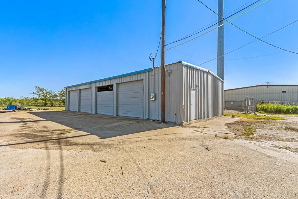 Warehouse For Sale in Kaufman County , 5878 W US Highway 80, Terrell, Texas 75160, 0, 0, Garage spaces, 0 Sqft, built in 1976, Price $1,499,900, mls#21328232, Real Estate Agent in Terrell, Homes For Sale in Kaufman county, Homes For Sale in Terrell, Realtor in Terrell Texas, Real Estate Brokerage Independent Realty Texas, Luminita Cordes Realtor