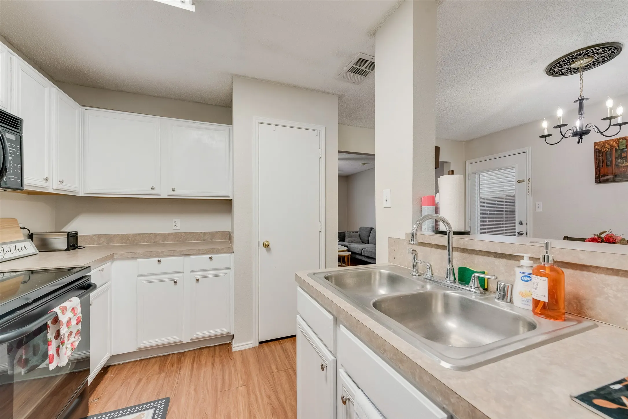 Single Family Residence For Sale in Dallas County , 301 Ensenada Plaza, Dallas, Texas 75211, 3 Bedroom, 3 Bathroom, 2 Garage spaces, 1,411 Sqft, built in 2000, mls#21328070, Real Estate Agent in Dallas, Homes For Sale in Dallas county, Homes For Sale in Dallas, Realtor in Dallas Texas, Real Estate Brokerage Independent Realty Texas, Luminita Cordes Realtor