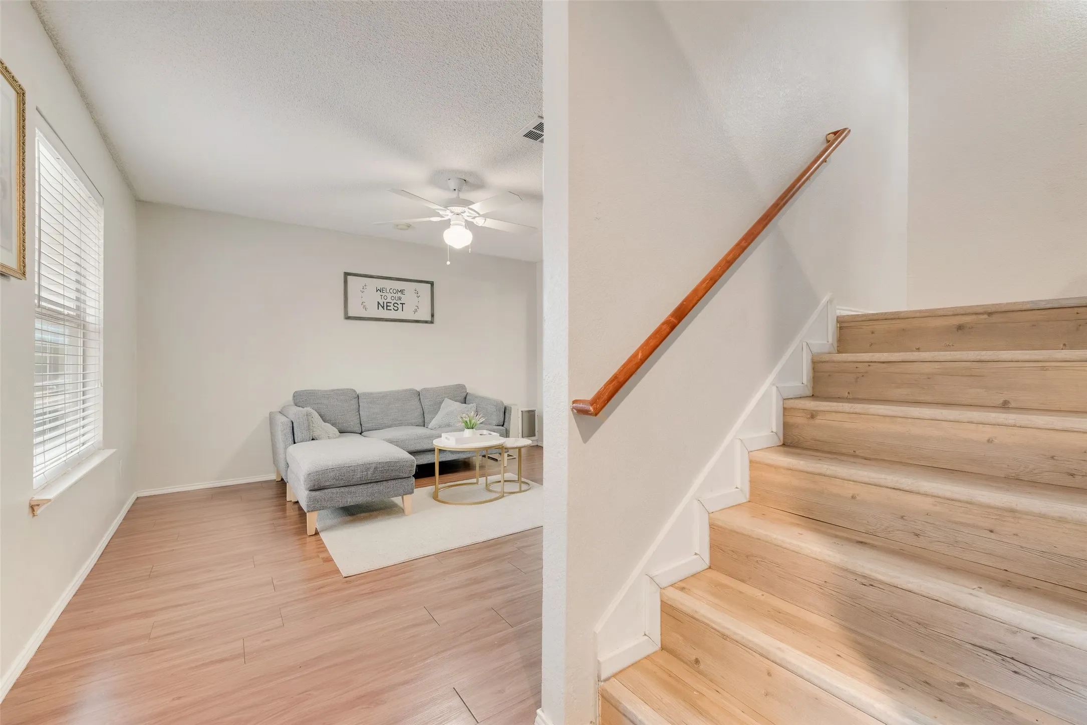 Single Family Residence For Sale in Dallas County , 301 Ensenada Plaza, Dallas, Texas 75211, 3 Bedroom, 3 Bathroom, 2 Garage spaces, 1,411 Sqft, built in 2000, mls#21328070, Real Estate Agent in Dallas, Homes For Sale in Dallas county, Homes For Sale in Dallas, Realtor in Dallas Texas, Real Estate Brokerage Independent Realty Texas, Luminita Cordes Realtor