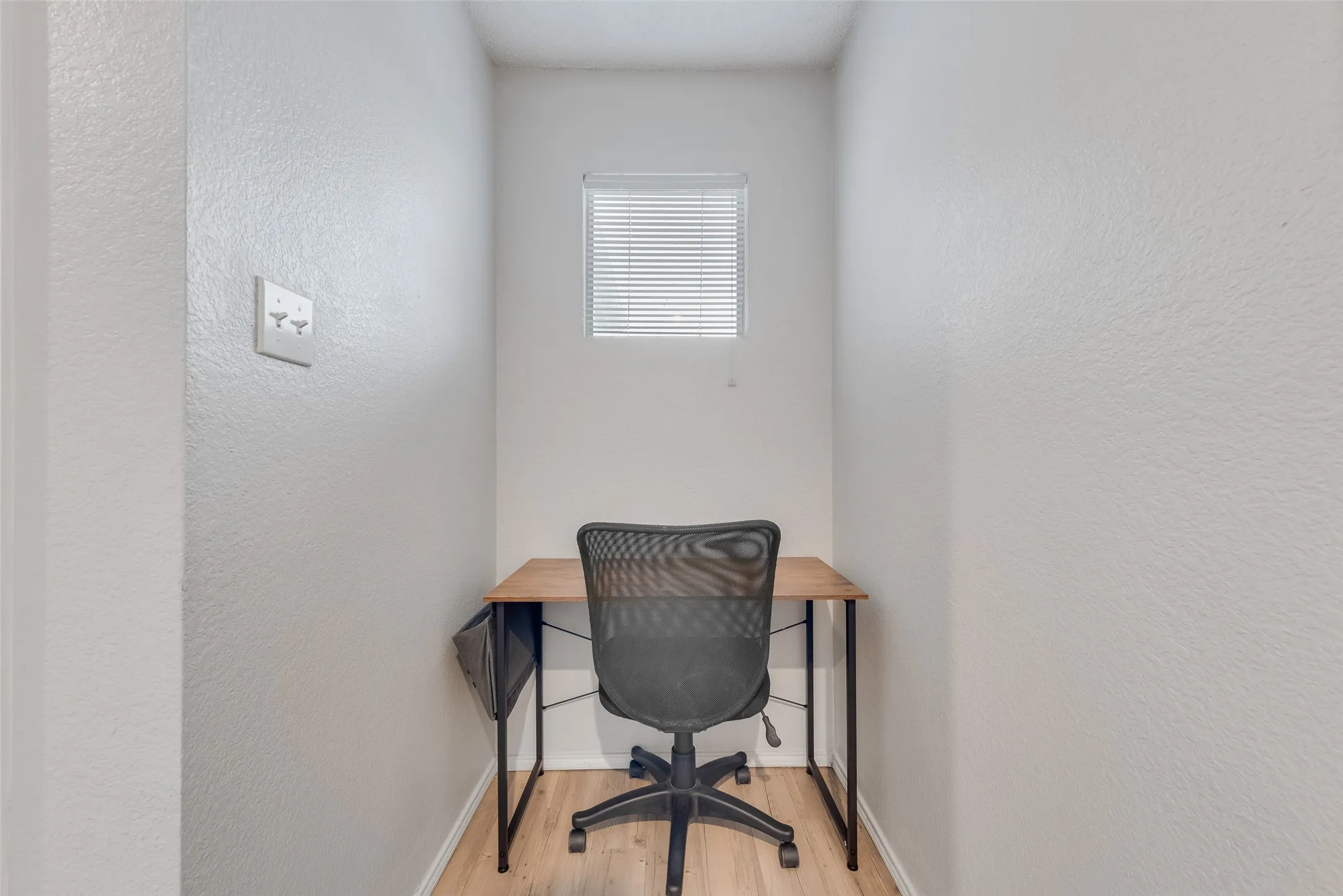 Single Family Residence For Sale in Dallas County , 301 Ensenada Plaza, Dallas, Texas 75211, 3 Bedroom, 3 Bathroom, 2 Garage spaces, 1,411 Sqft, built in 2000, mls#21328070, Real Estate Agent in Dallas, Homes For Sale in Dallas county, Homes For Sale in Dallas, Realtor in Dallas Texas, Real Estate Brokerage Independent Realty Texas, Luminita Cordes Realtor
