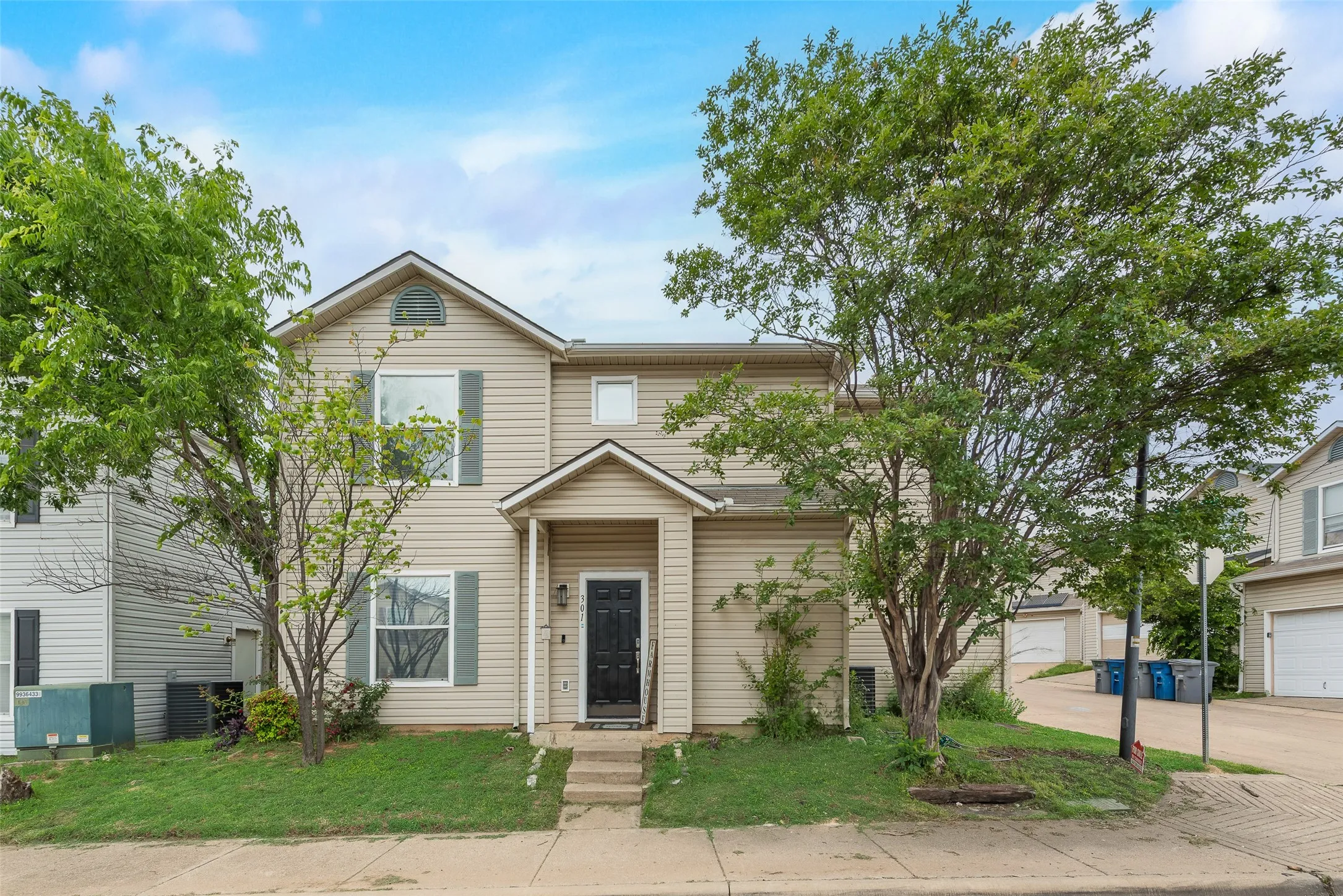 Single Family Residence For Sale in Dallas County , 301 Ensenada Plaza, Dallas, Texas 75211, 3 Bedroom, 3 Bathroom, 2 Garage spaces, 1,411 Sqft, built in 2000, mls#21328070, Real Estate Agent in Dallas, Homes For Sale in Dallas county, Homes For Sale in Dallas, Realtor in Dallas Texas, Real Estate Brokerage Independent Realty Texas, Luminita Cordes Realtor