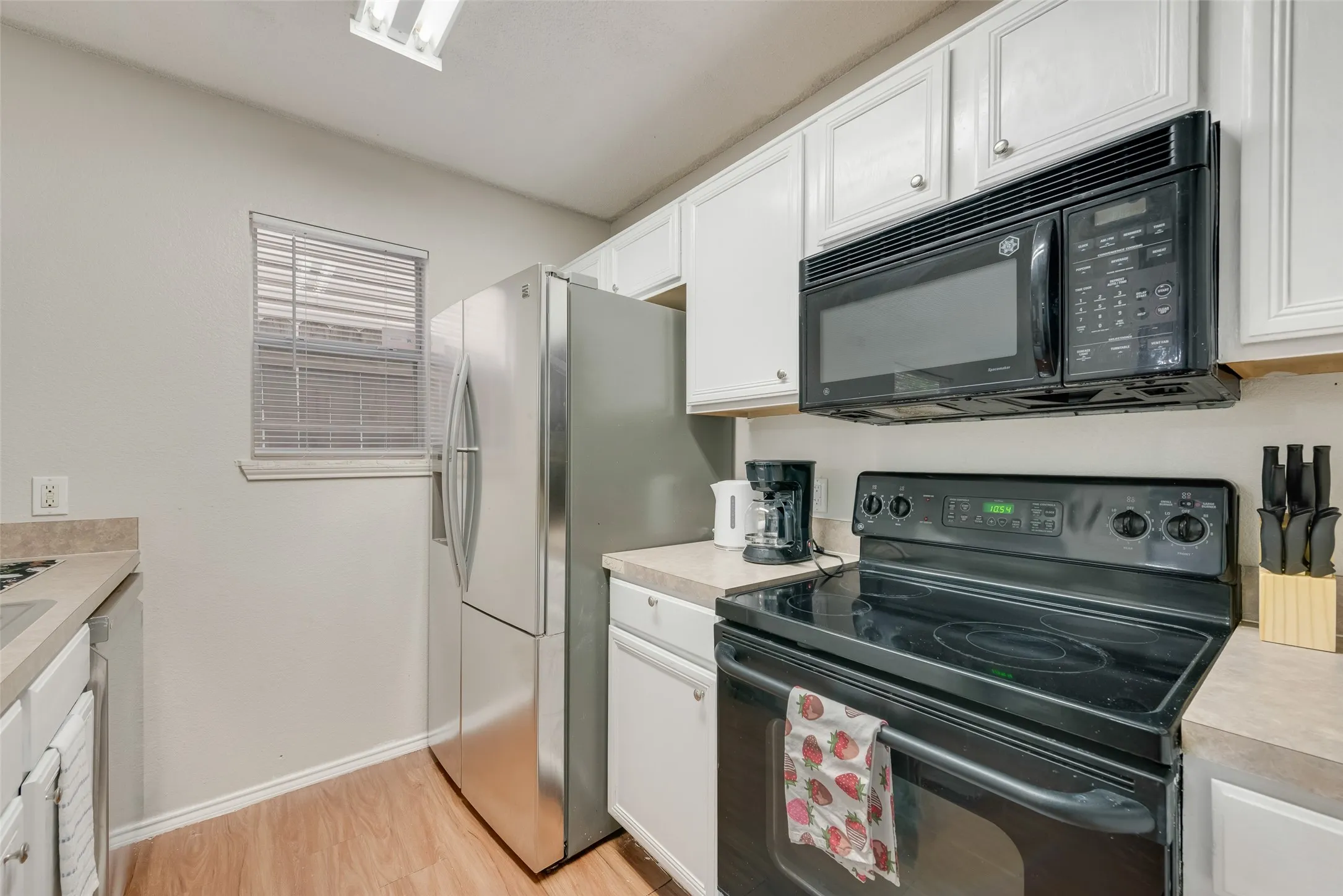 Single Family Residence For Sale in Dallas County , 301 Ensenada Plaza, Dallas, Texas 75211, 3 Bedroom, 3 Bathroom, 2 Garage spaces, 1,411 Sqft, built in 2000, mls#21328070, Real Estate Agent in Dallas, Homes For Sale in Dallas county, Homes For Sale in Dallas, Realtor in Dallas Texas, Real Estate Brokerage Independent Realty Texas, Luminita Cordes Realtor