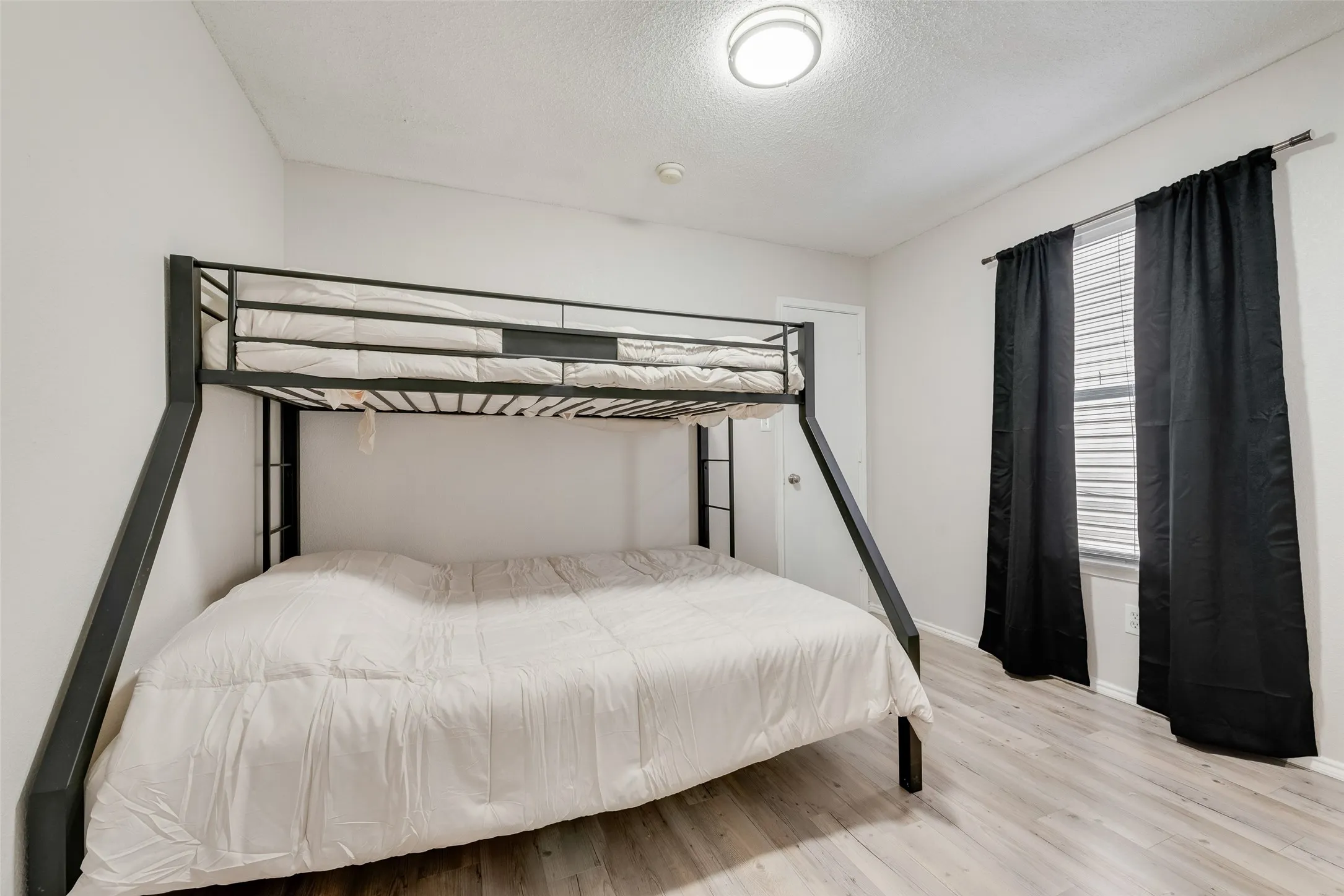Single Family Residence For Sale in Dallas County , 301 Ensenada Plaza, Dallas, Texas 75211, 3 Bedroom, 3 Bathroom, 2 Garage spaces, 1,411 Sqft, built in 2000, mls#21328070, Real Estate Agent in Dallas, Homes For Sale in Dallas county, Homes For Sale in Dallas, Realtor in Dallas Texas, Real Estate Brokerage Independent Realty Texas, Luminita Cordes Realtor