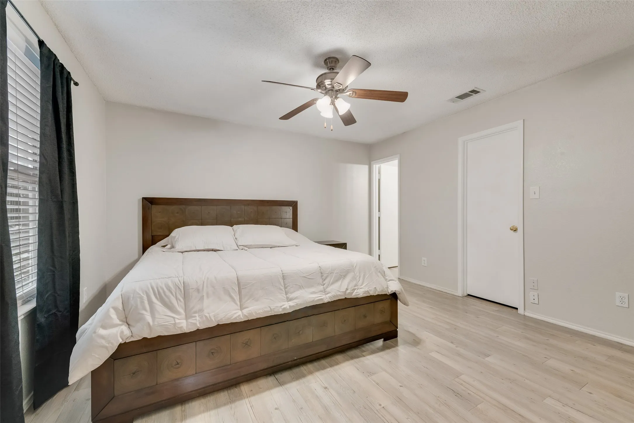 Single Family Residence For Sale in Dallas County , 301 Ensenada Plaza, Dallas, Texas 75211, 3 Bedroom, 3 Bathroom, 2 Garage spaces, 1,411 Sqft, built in 2000, mls#21328070, Real Estate Agent in Dallas, Homes For Sale in Dallas county, Homes For Sale in Dallas, Realtor in Dallas Texas, Real Estate Brokerage Independent Realty Texas, Luminita Cordes Realtor